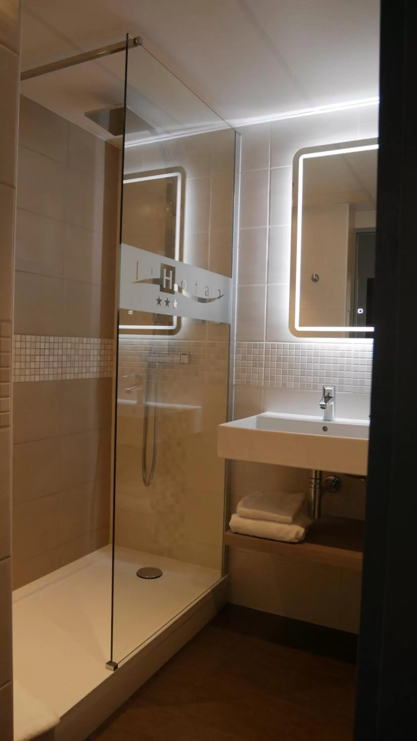 Shower, Bathroom in Hotel L'Hotan