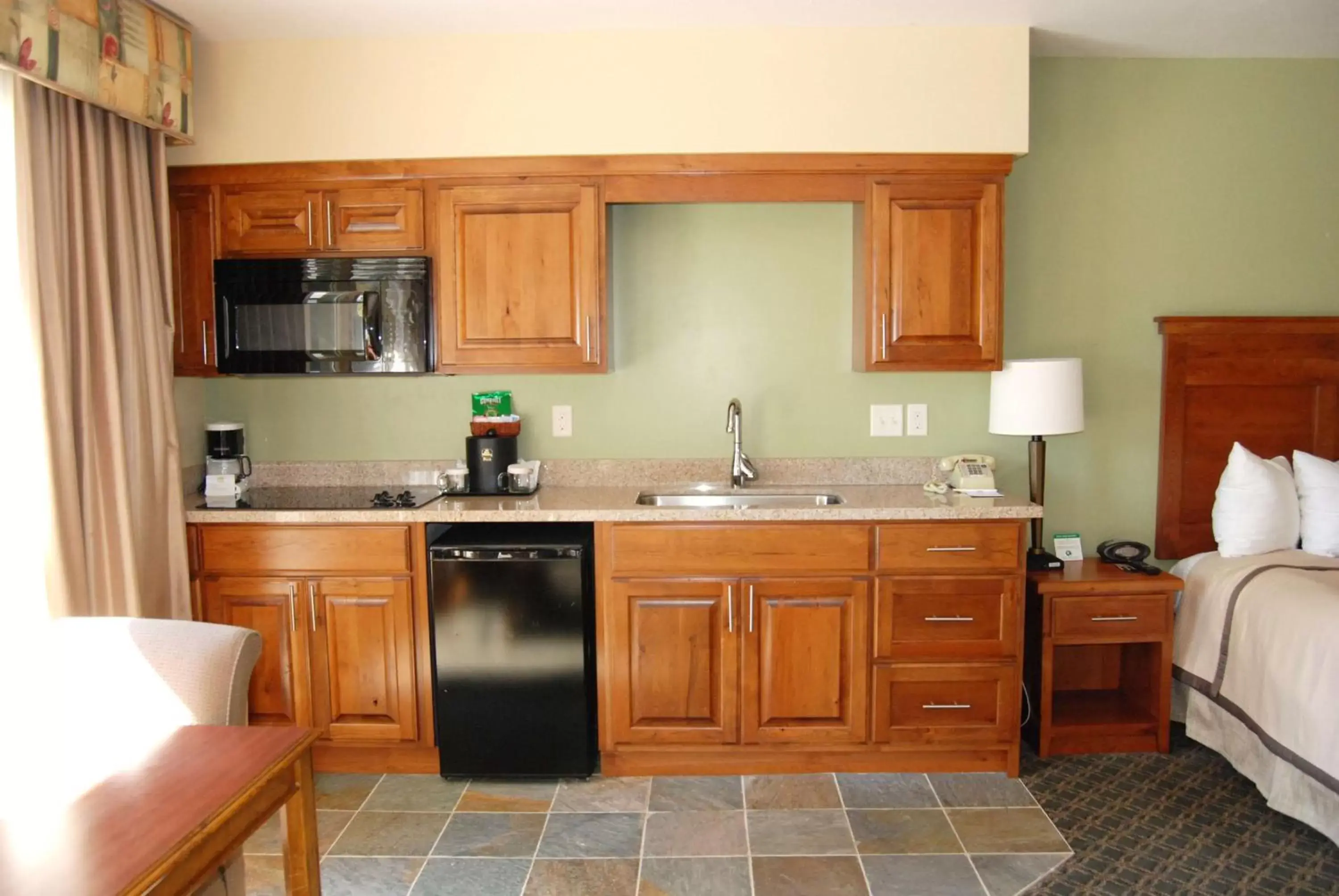 Photo of the whole room, Kitchen/Kitchenette in Best Western Driftwood Inn