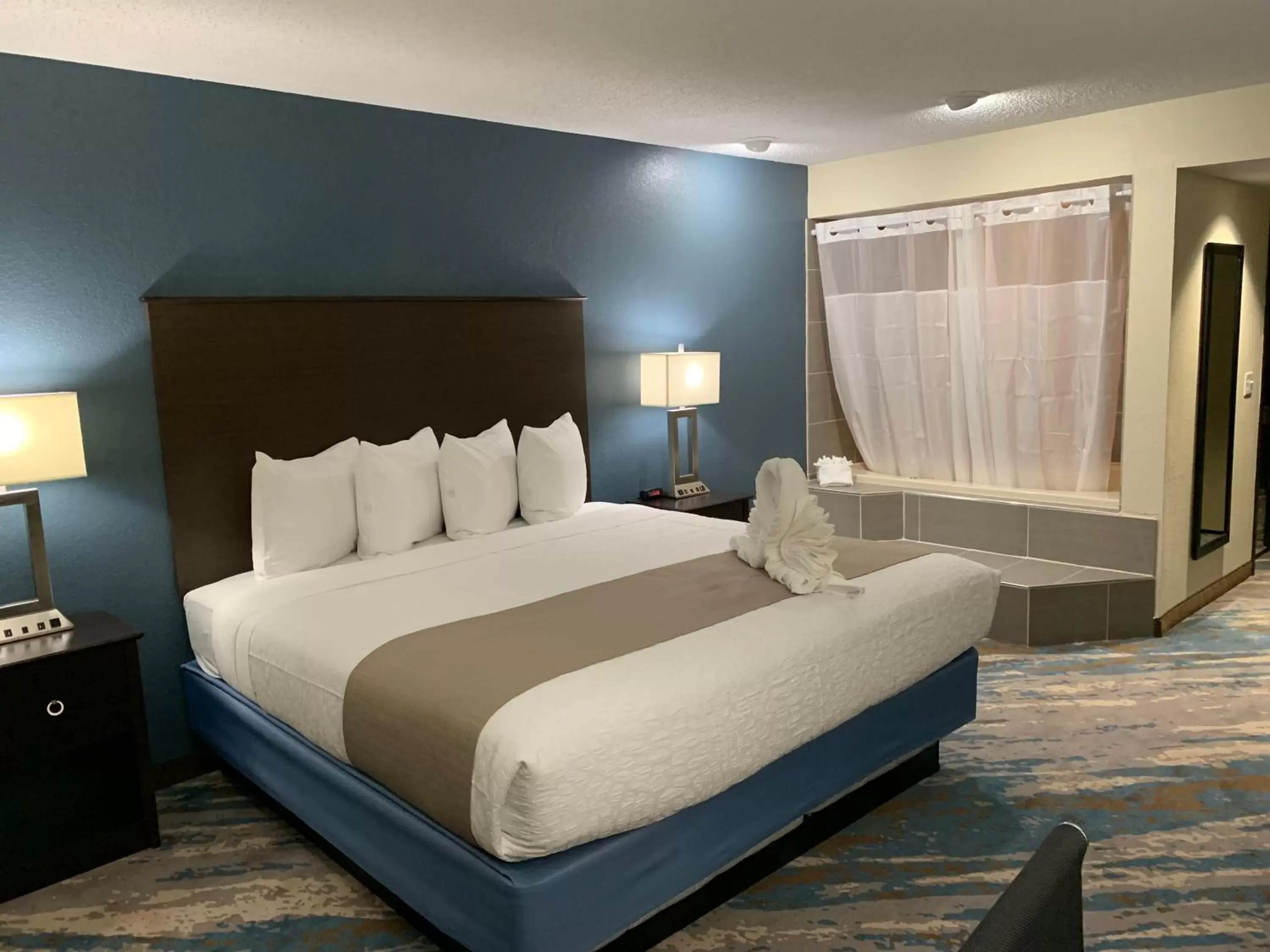 Bedroom, Bed in AmericInn by Wyndham Prairie du Chien