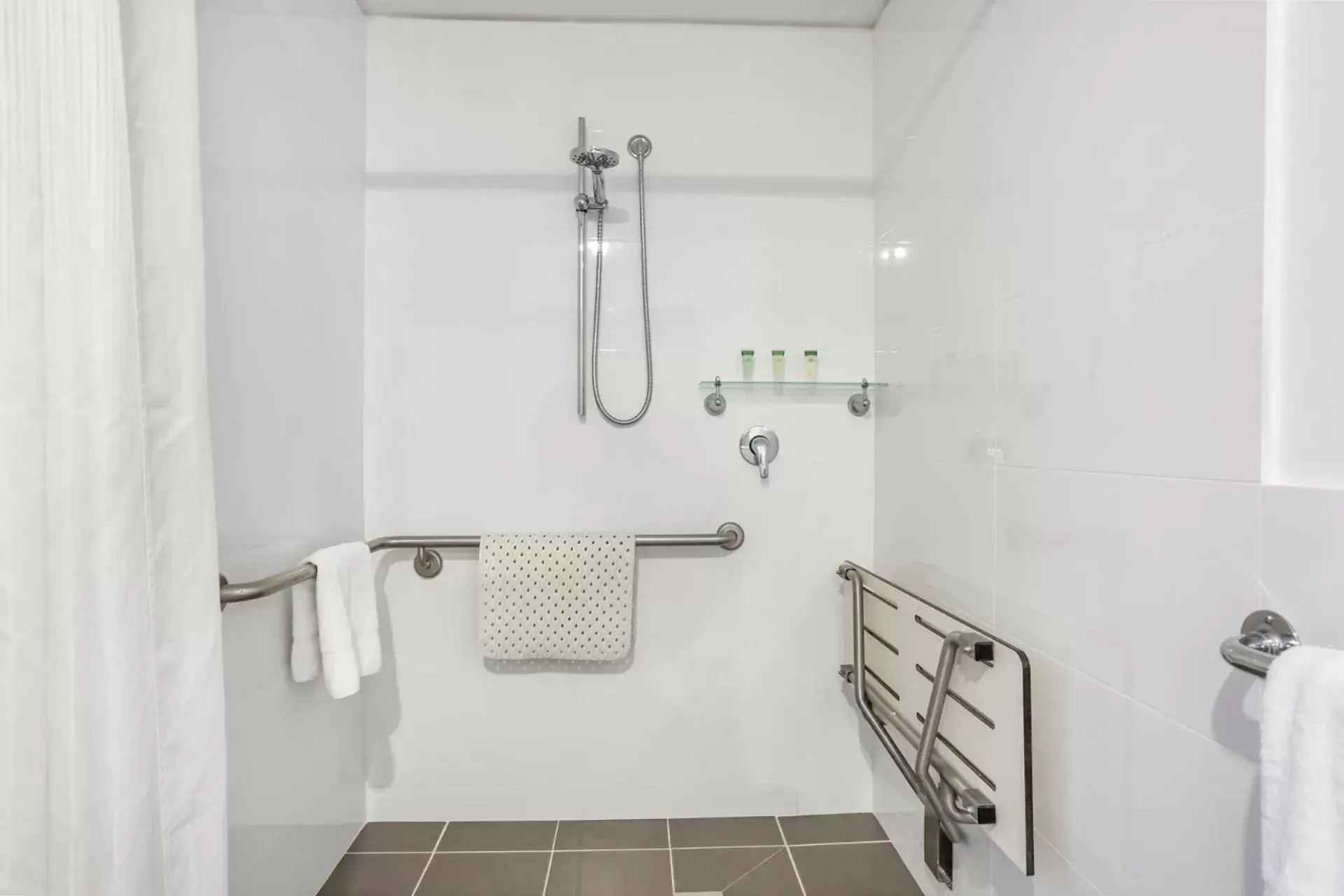 Shower, Bathroom in Shellharbour Village Motel