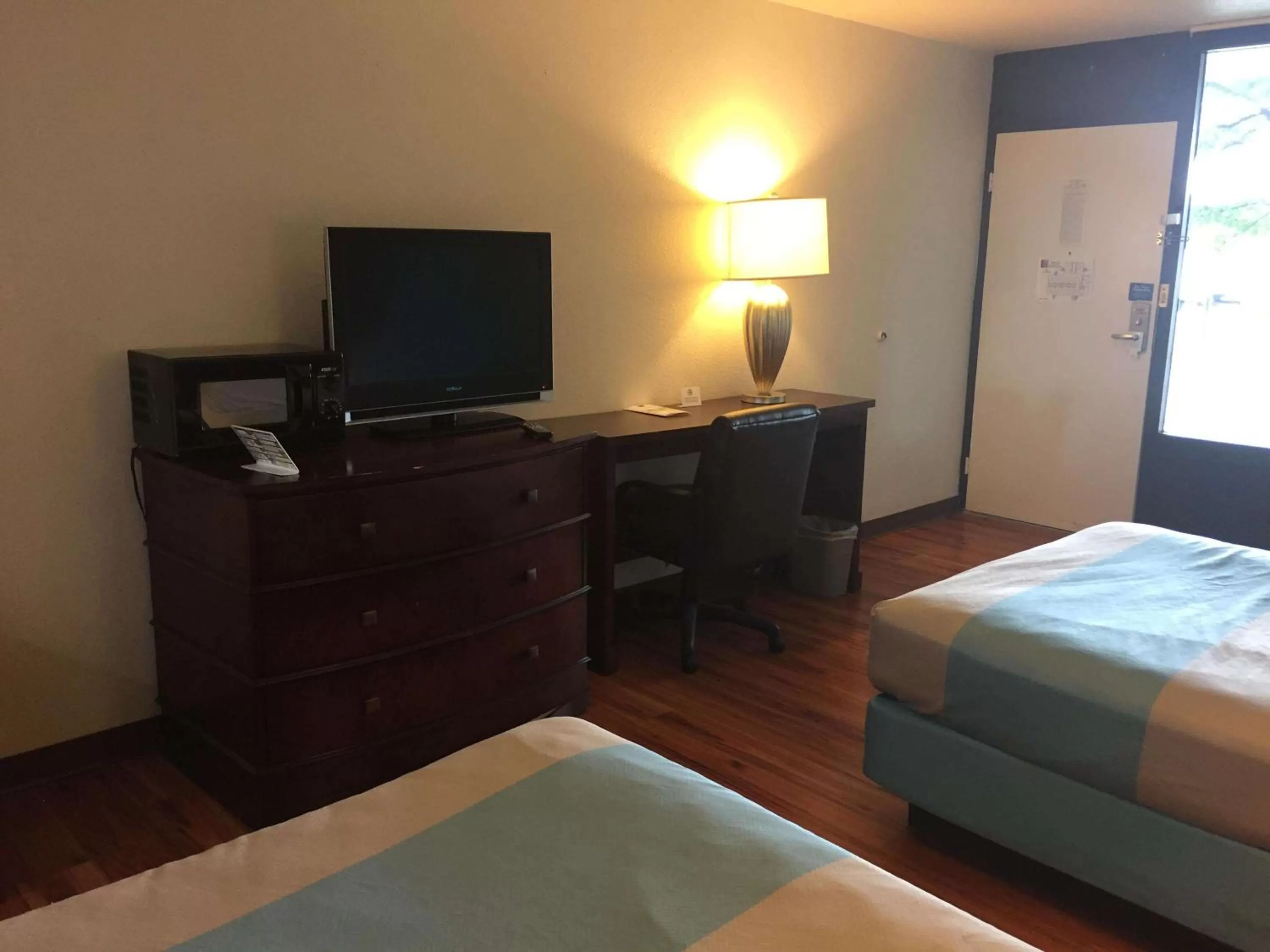 TV and multimedia, Bed in Motel 6-Nashville, TN - Airport