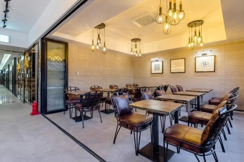 Restaurant/places to eat in Air Sky Hotel