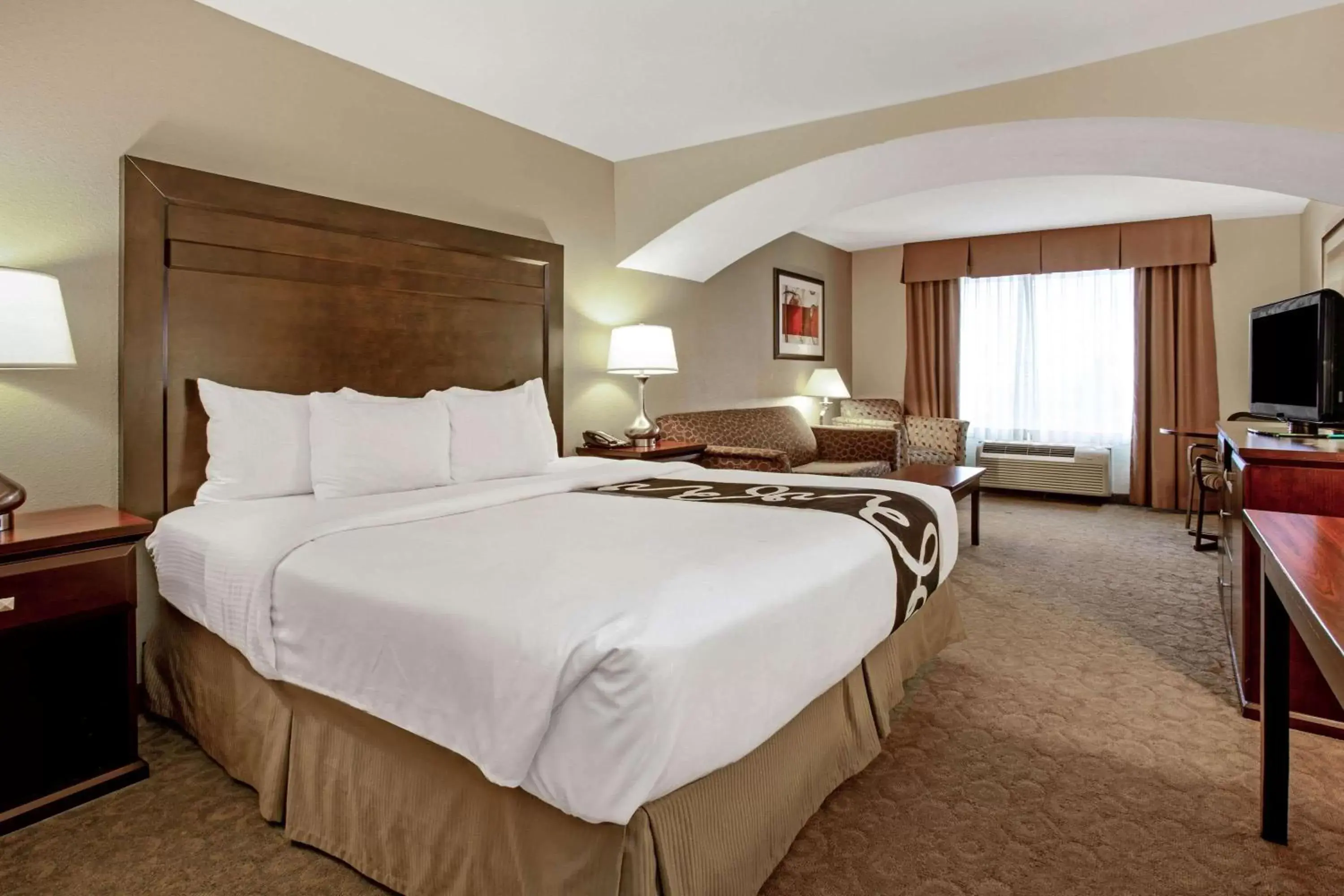 Deluxe Executive King Room with Two Queen Beds and Mobility/Hearing Impaired Access - Non-Smoking in La Quinta by Wyndham Bismarck Deluxe Executive King Room with Two Queen Beds and Mobility/Hearing Impaired Access - Non-Smoking in La Quinta by Wyndham Bismarck