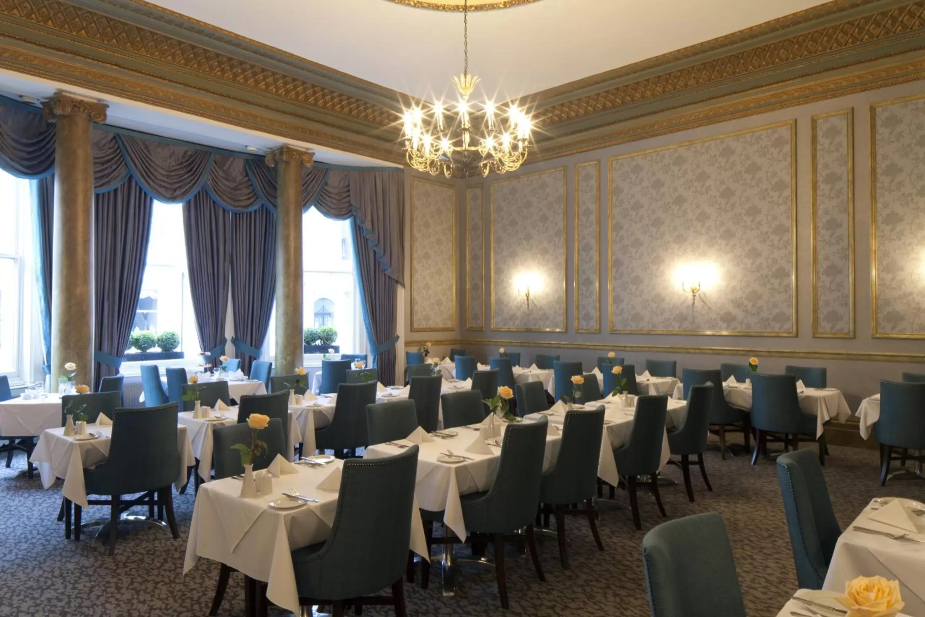 Restaurant/Places to Eat in Strathmore Hotel
