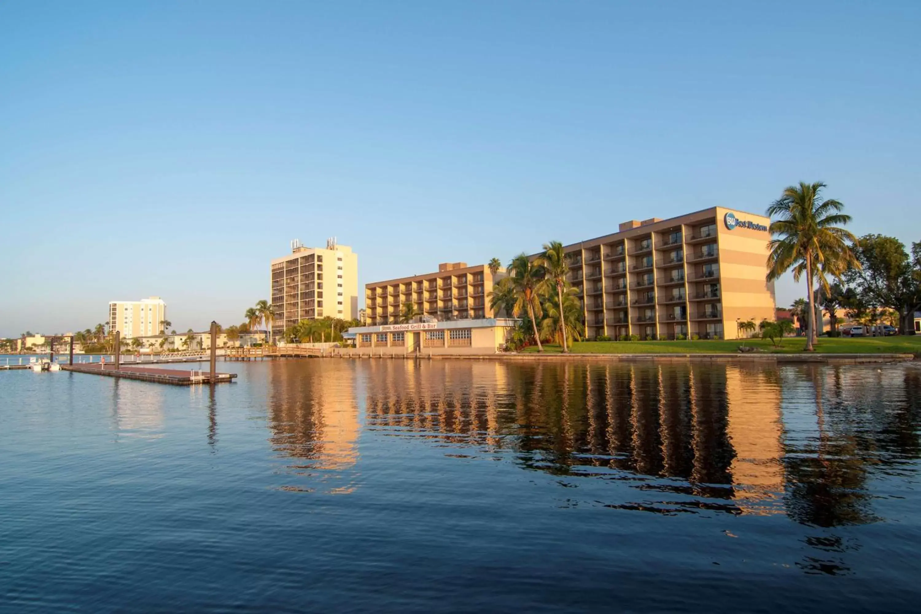 Property building in Best Western Fort Myers Waterfront Property building in Best Western Fort Myers Waterfront