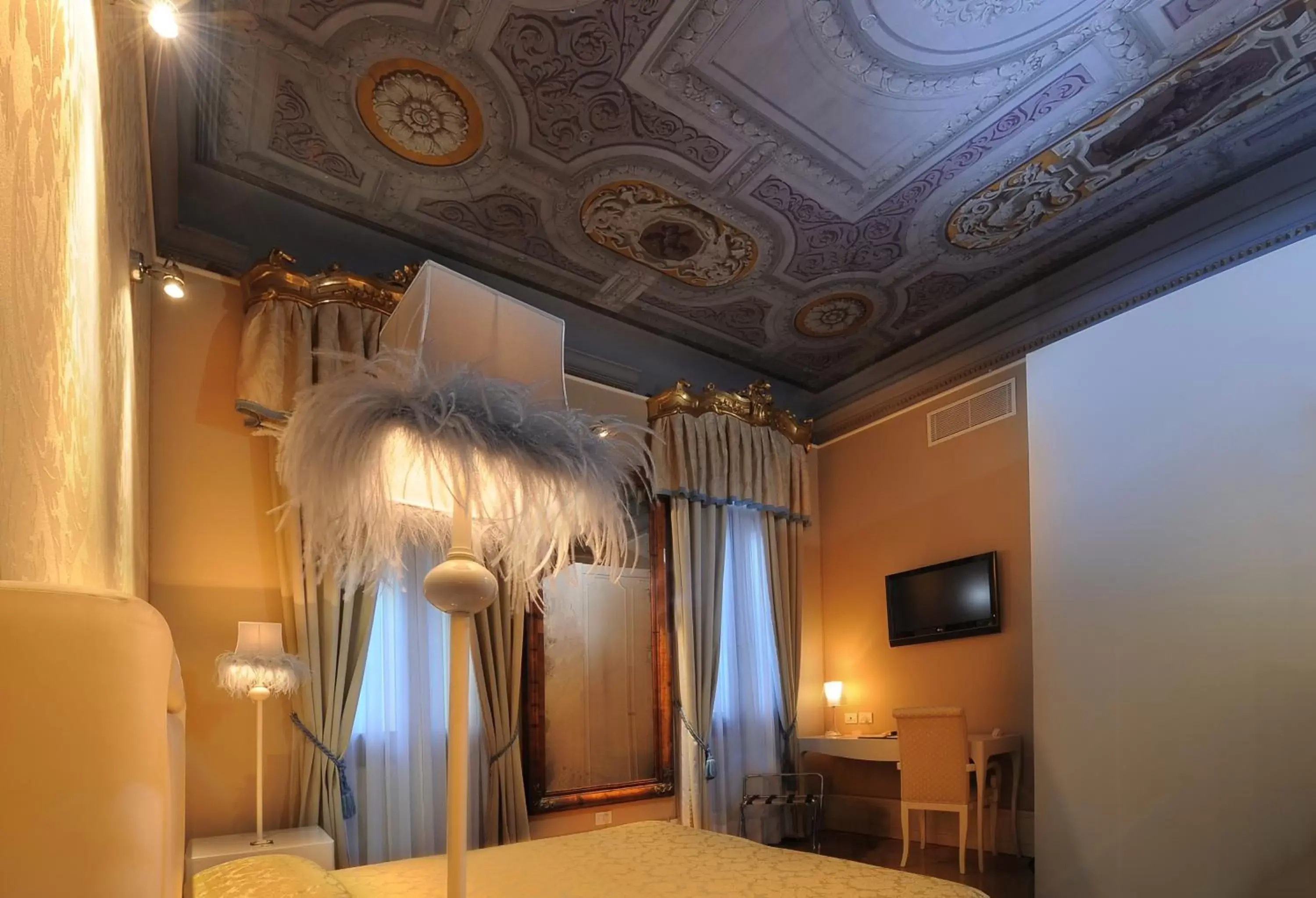 Shower, Bed in Hotel Ai Due Principi Shower, Bed in Hotel Ai Due Principi
