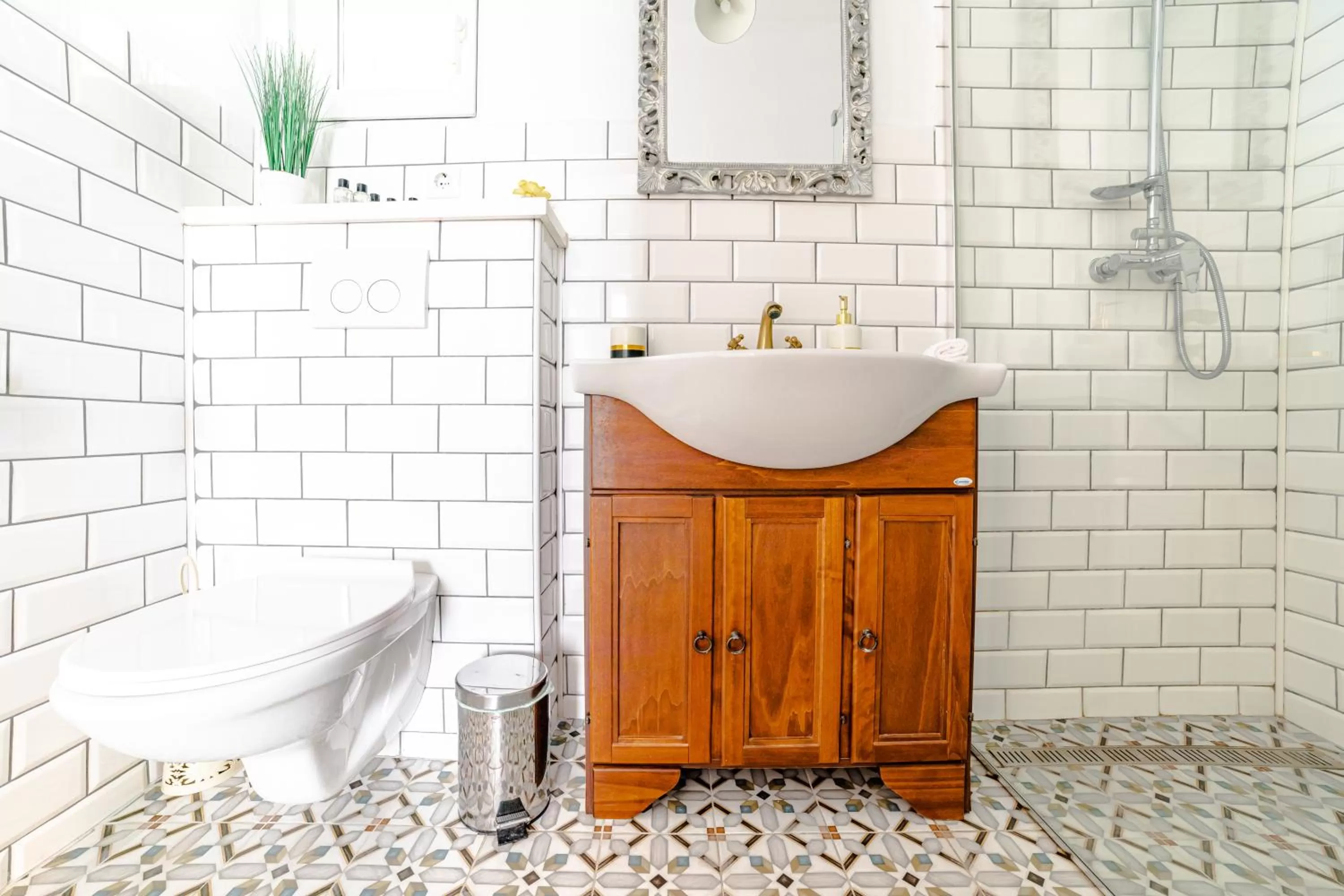 Bathroom in ALBERT RESIDENCE Brasov with complimentary parking and 10 percent Food and Drinks