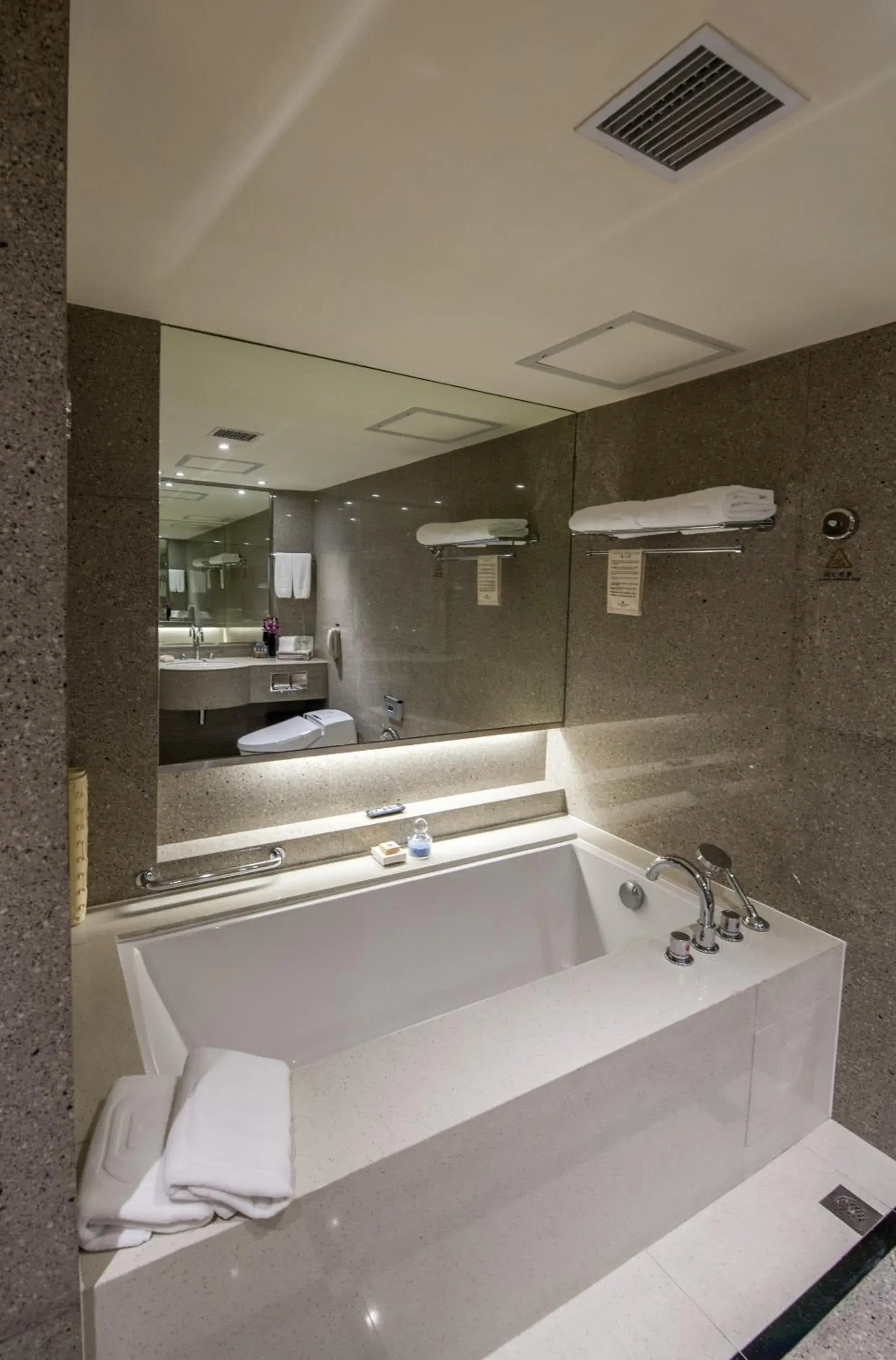 Bathroom in Juss Hengshan HotelFormer Regal International East Asia Hotel