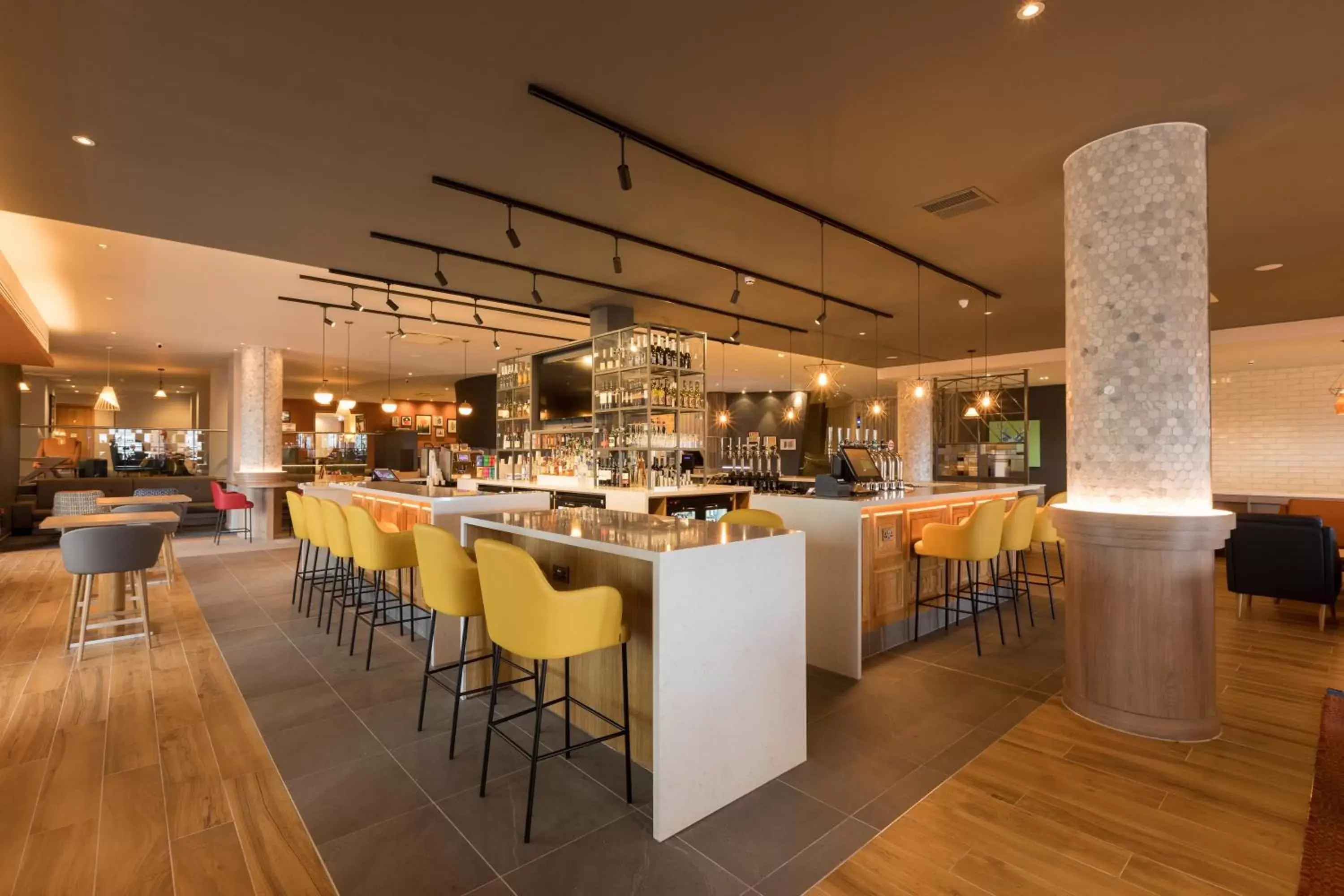 Lounge or bar, Restaurant/Places to Eat in Holiday Inn Edinburgh Zoo, an IHG Hotel