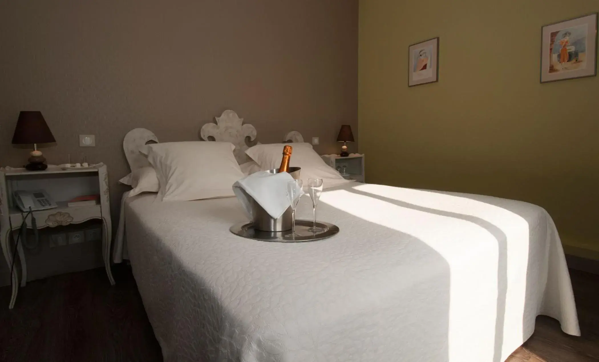 Classic Double Room in Logis Hôtel Restaurant Le Coq Hardi Classic Double Room in Logis Hôtel Restaurant Le Coq Hardi