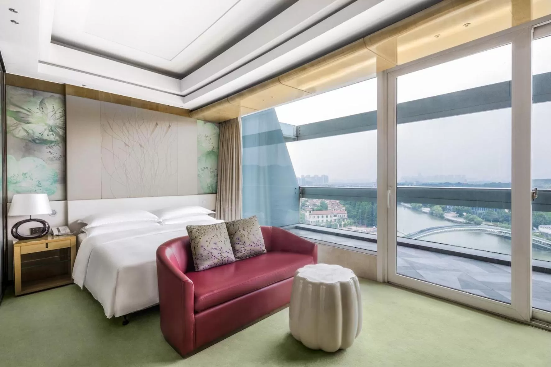 Bed in Sheraton Huzhou Taihu Lake Hot Spring Resort & Spa