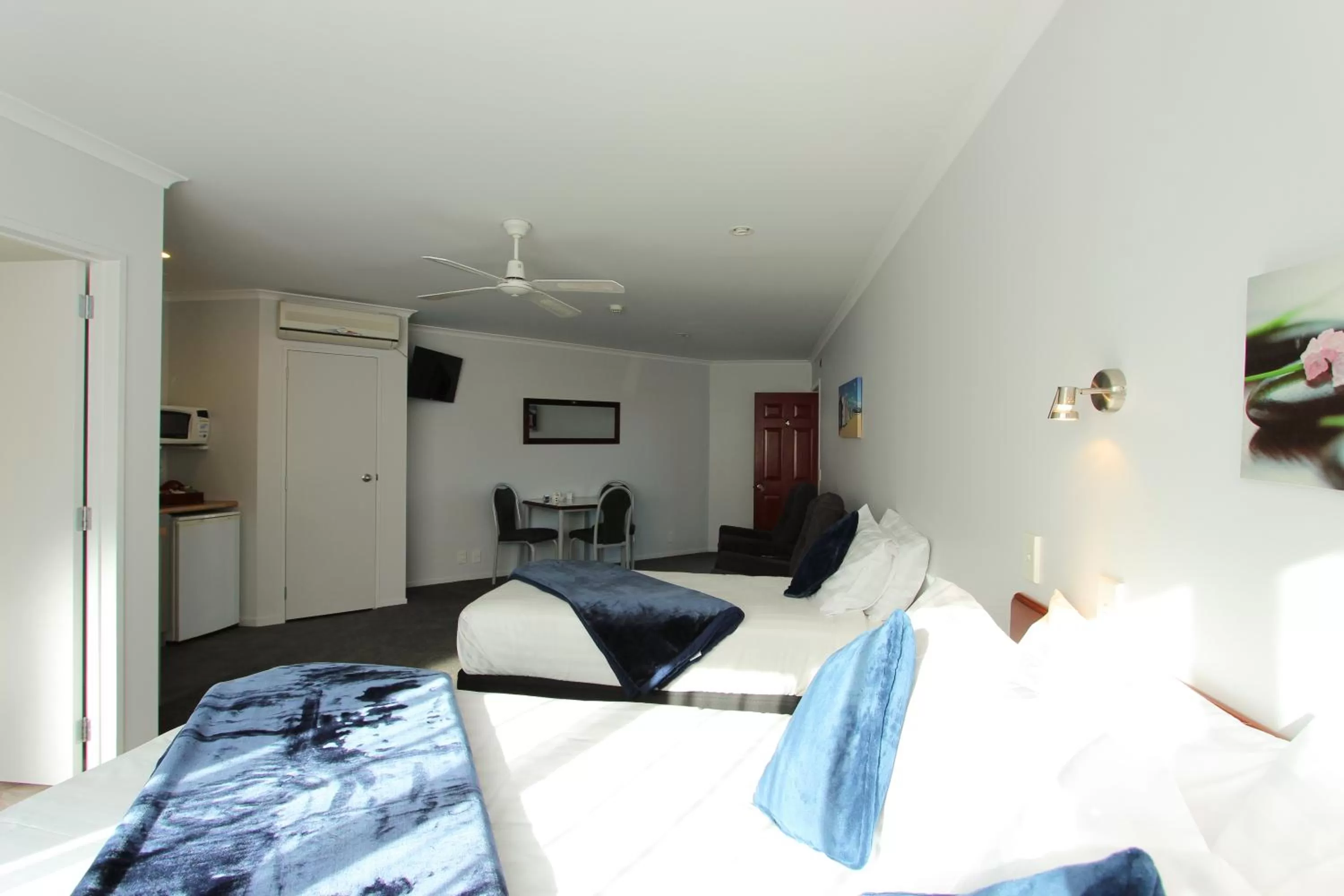 Shower, Bed in BK's Magnolia Motor Lodge