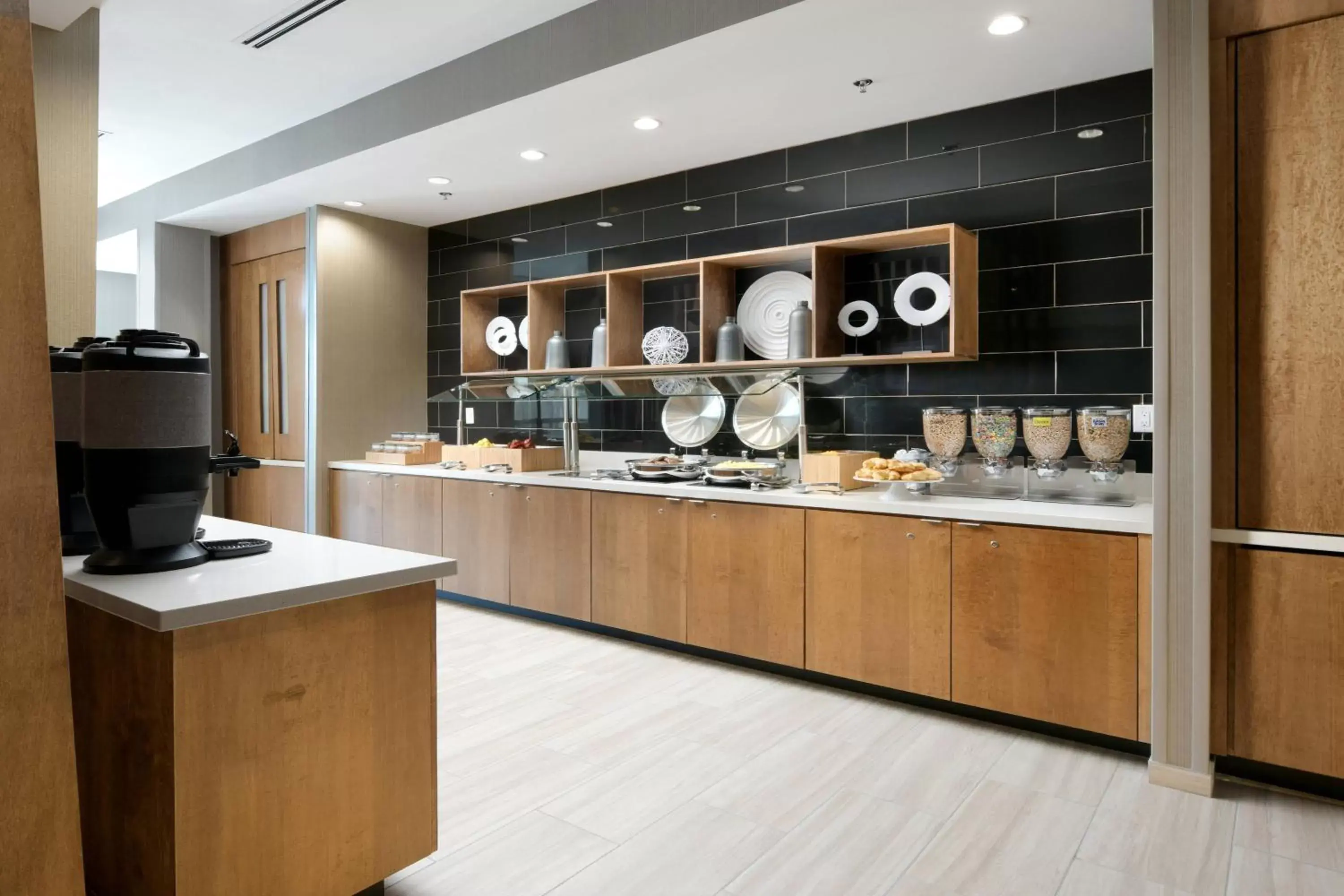 Breakfast, Kitchen/Kitchenette in SpringHill Suites by Marriott Texas City