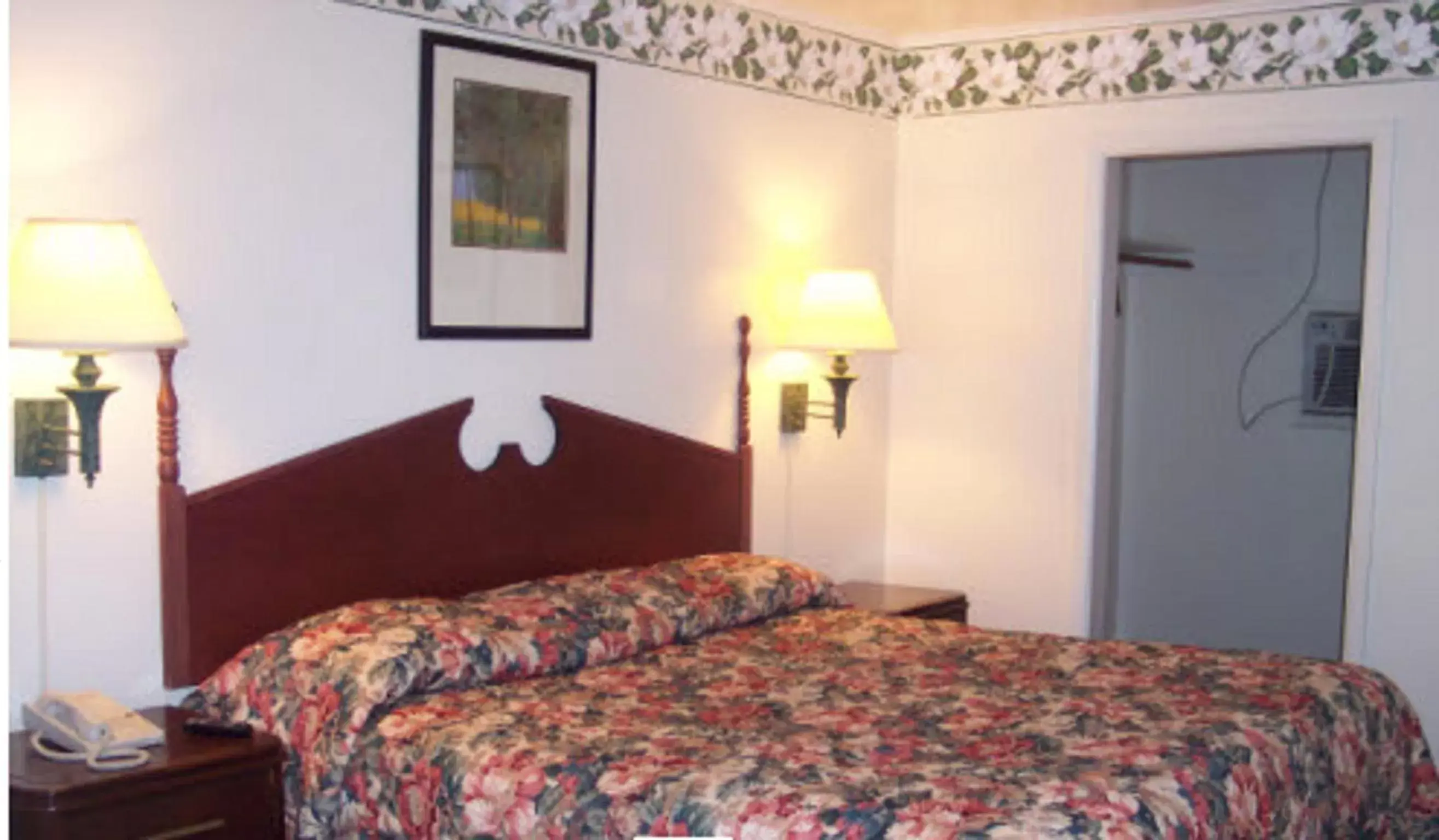 Photo of the whole room, Bed in Shore Hills Motel