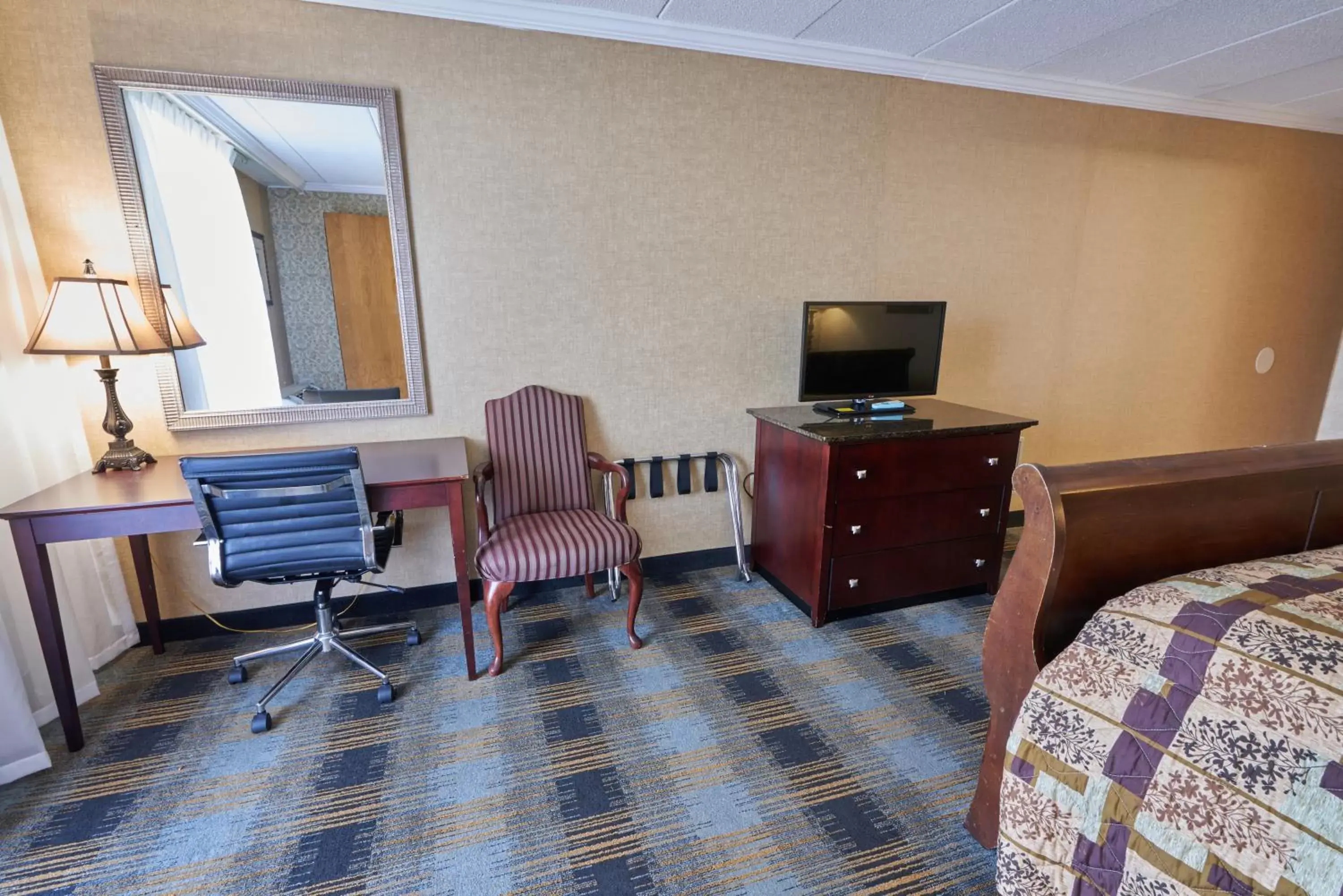 TV/Entertainment Center in Riverview Inn & Suites