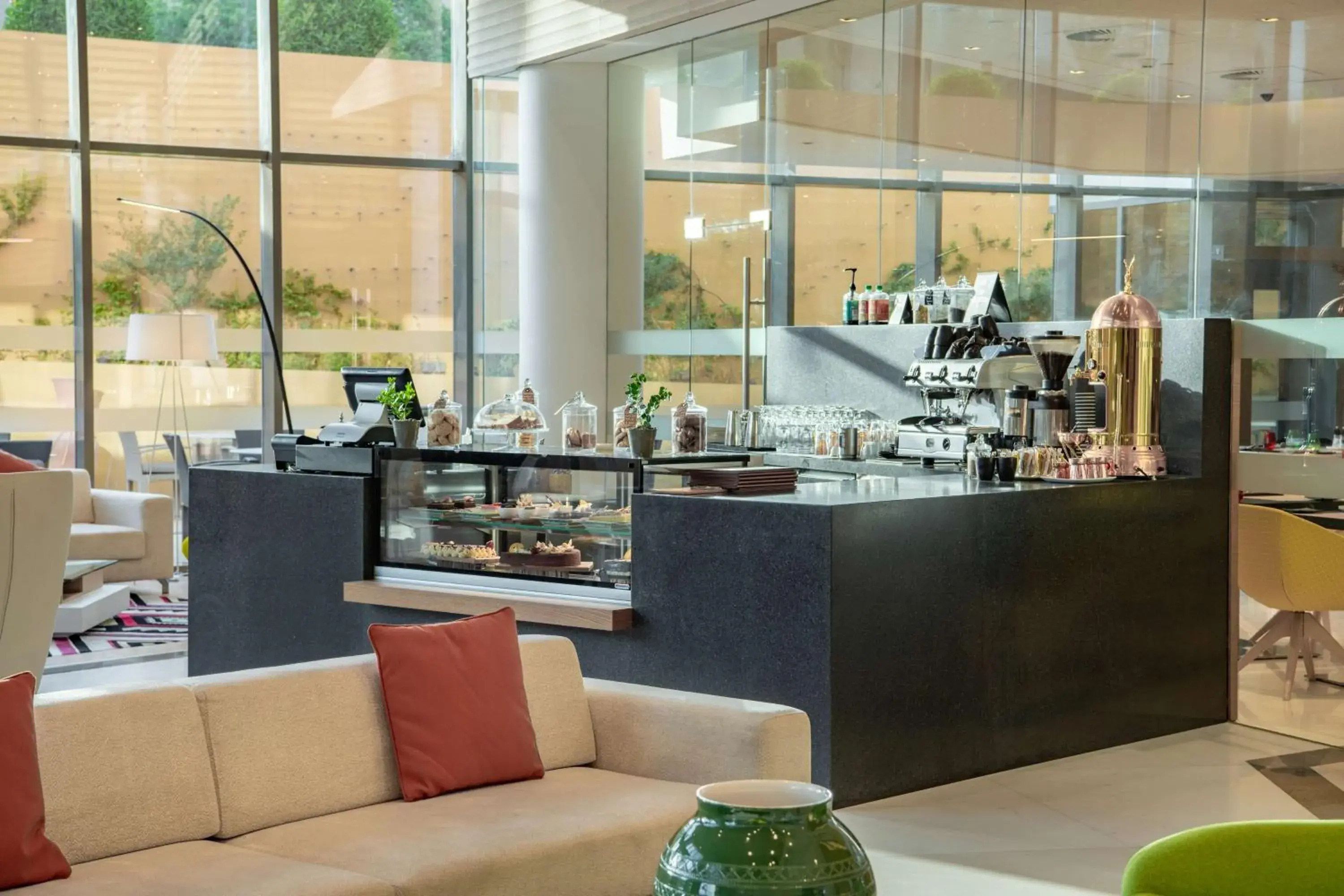 Lounge or bar, Restaurant/Places to Eat in Radisson Blu Hotel & Residence, Riyadh Diplomatic Quarter