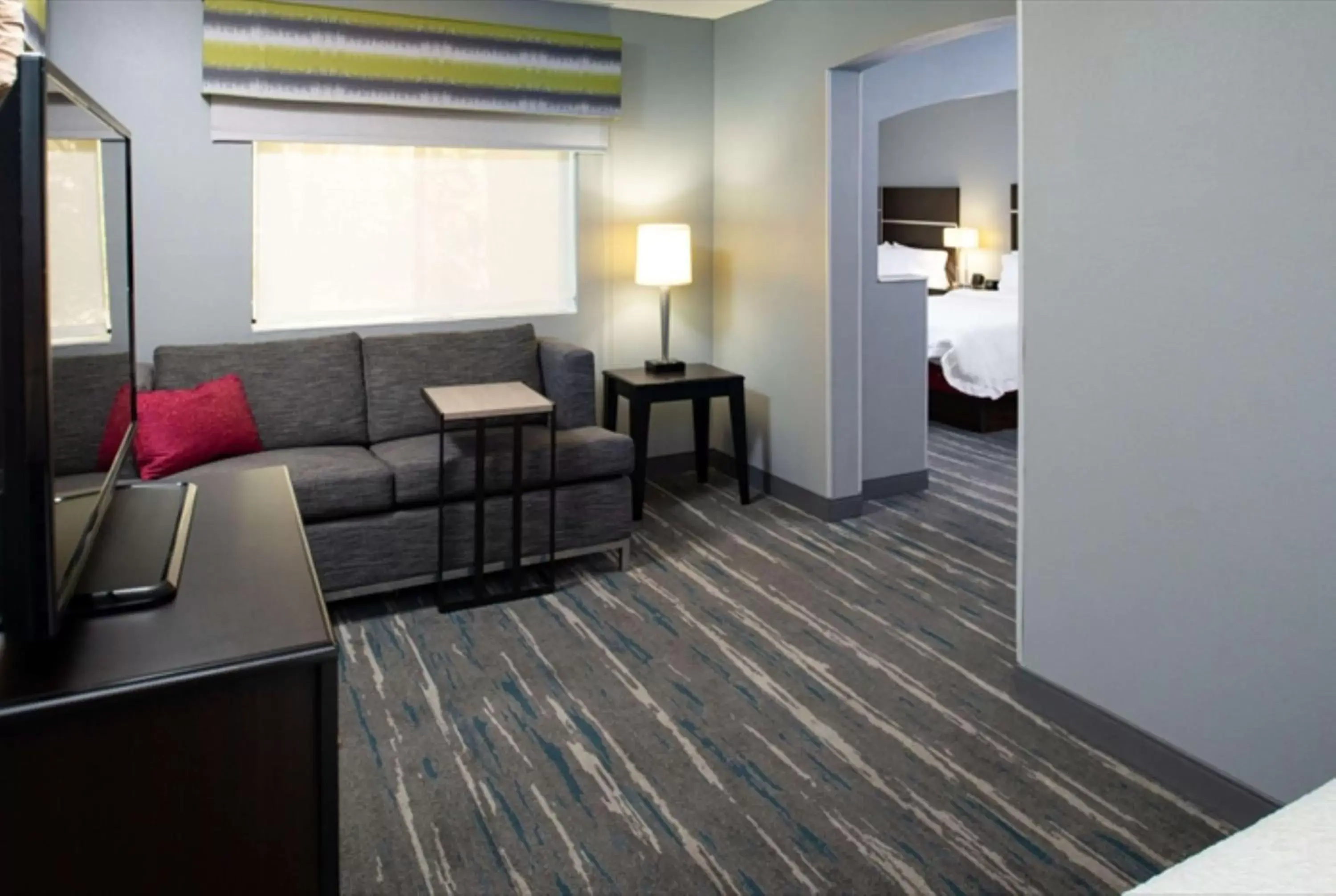 Bedroom, Seating Area in Hampton Inn Glenwood Springs