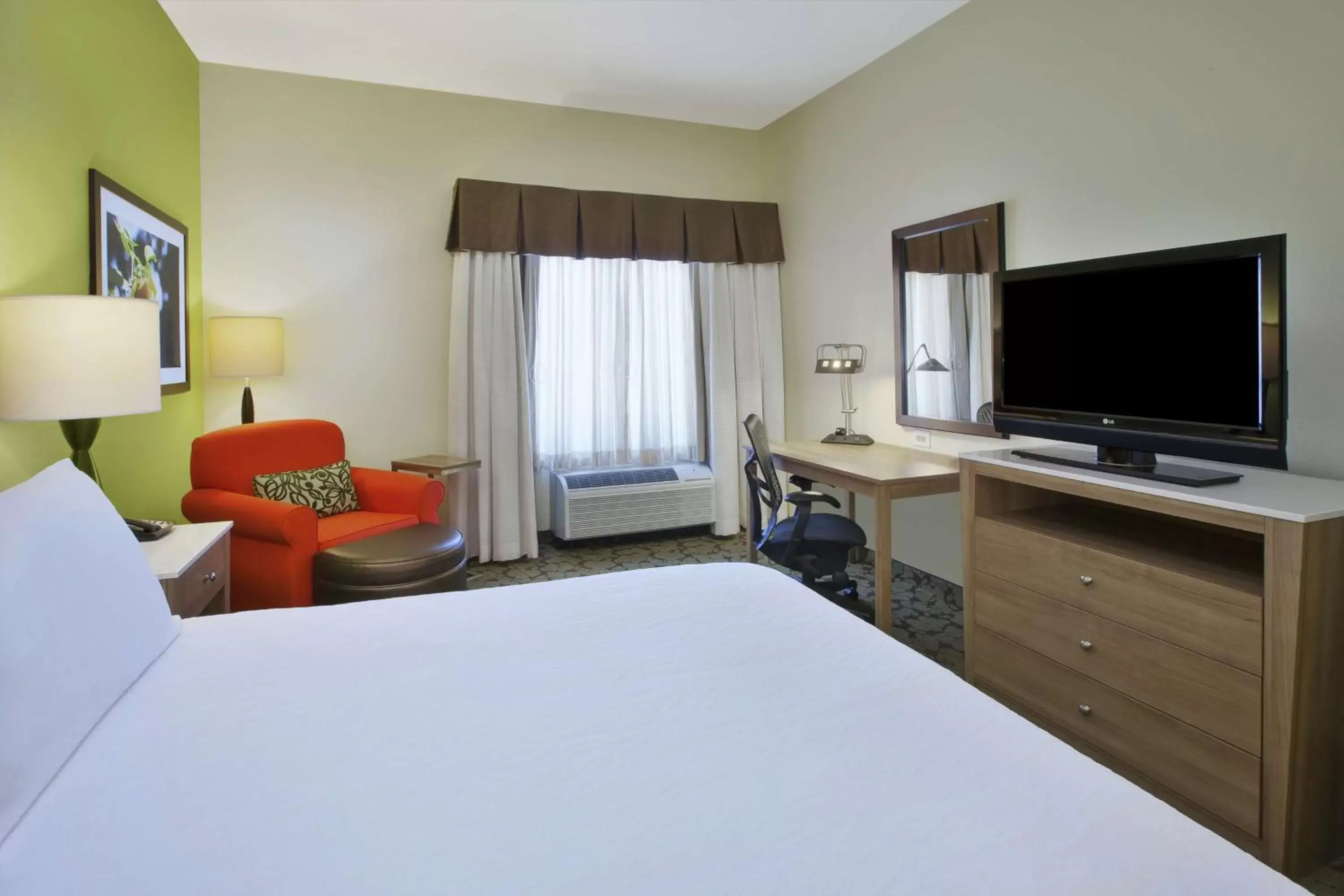 Bedroom, TV/Entertainment Center in Hilton Garden Inn Wichita