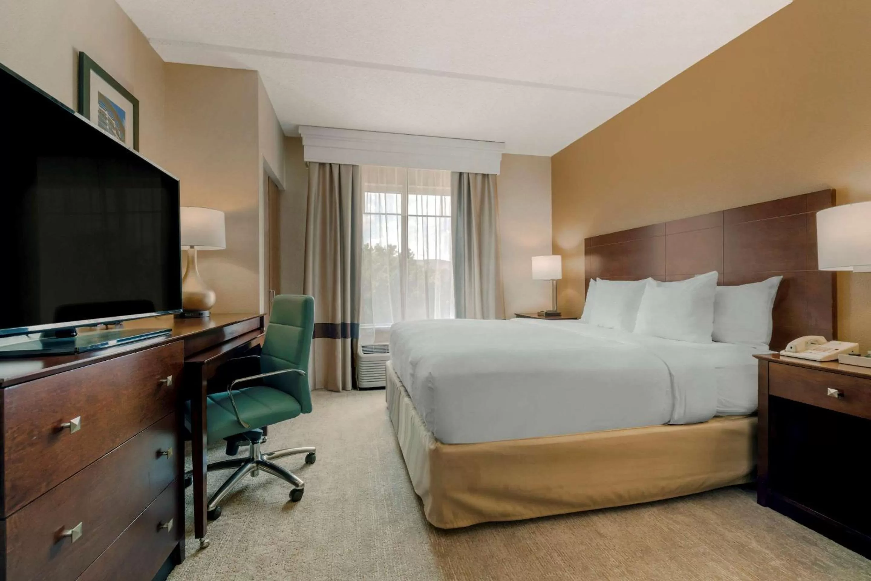 Photo of the whole room, Bed in Comfort Suites Near Universal Orlando Resort