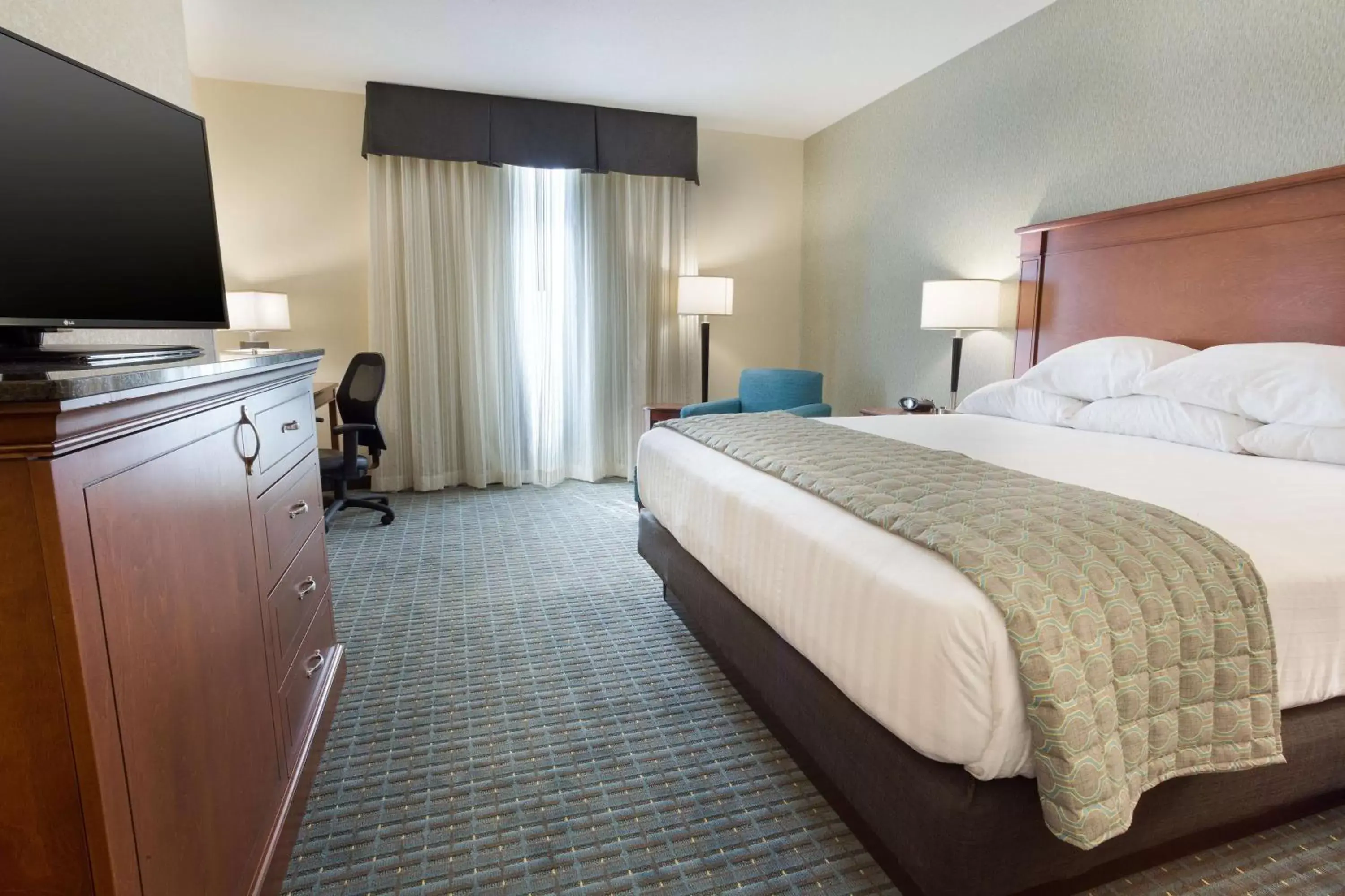 Photo of the whole room, Bed in Drury Inn & Suites Grand Rapids