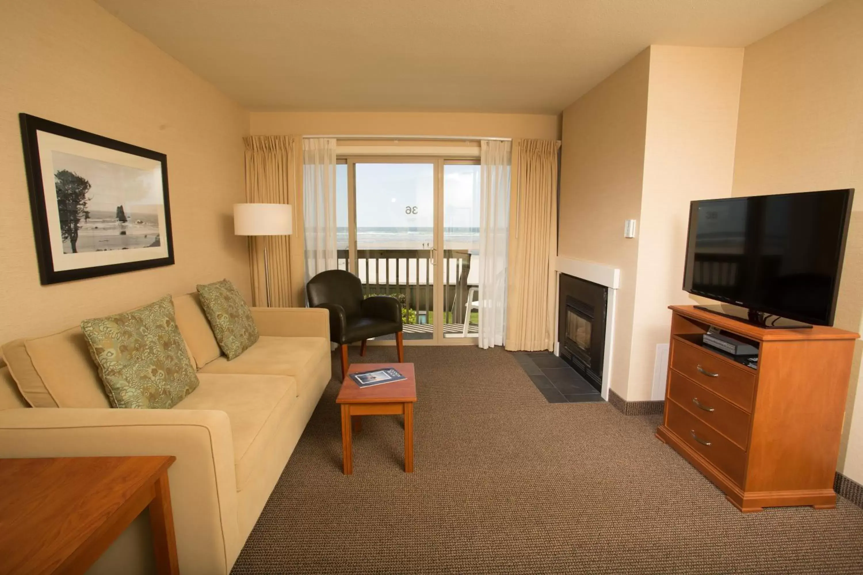 Living room, Seating Area in Schooner's Cove Inn