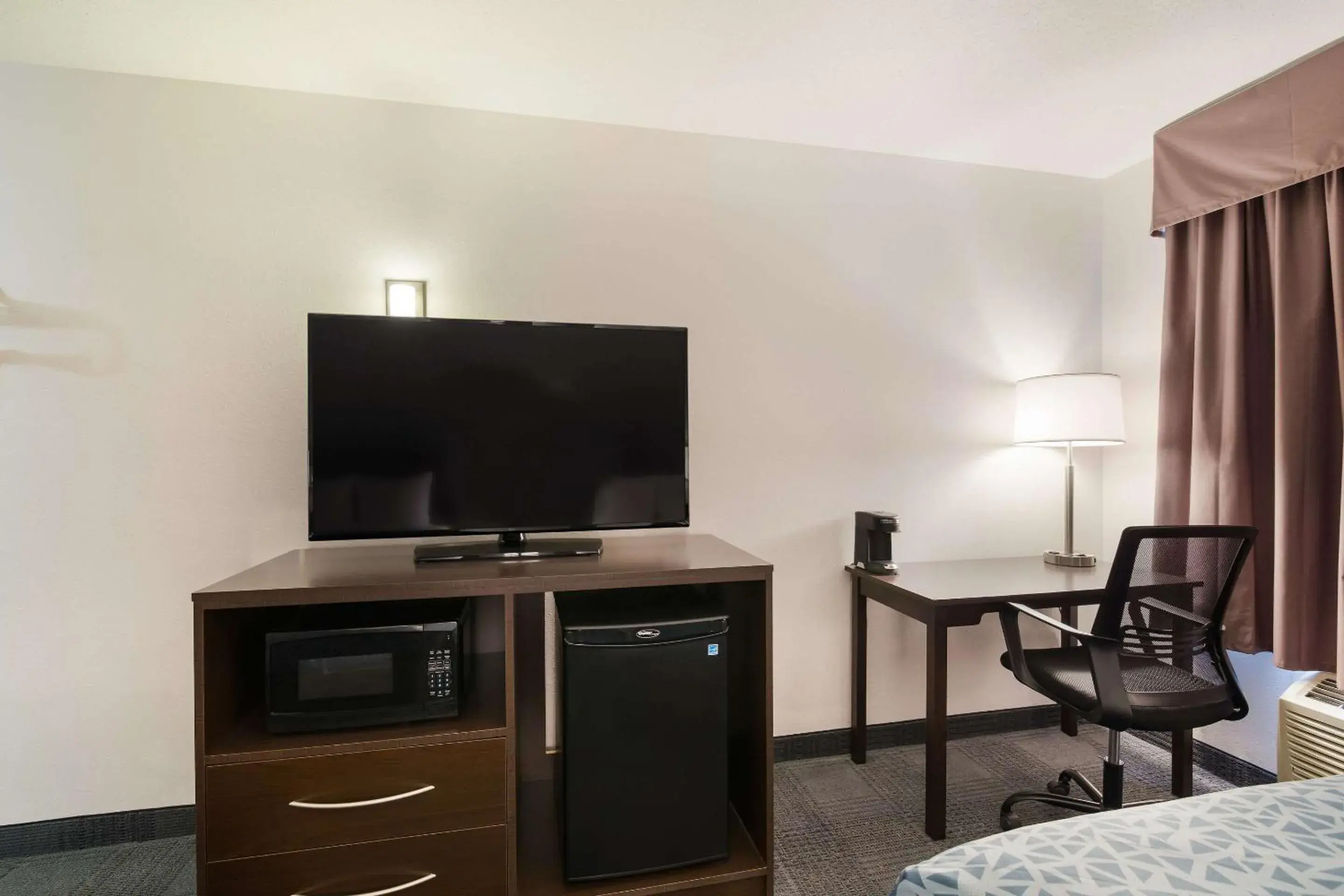 Photo of the whole room, TV/Entertainment Center in Econo Lodge Williston