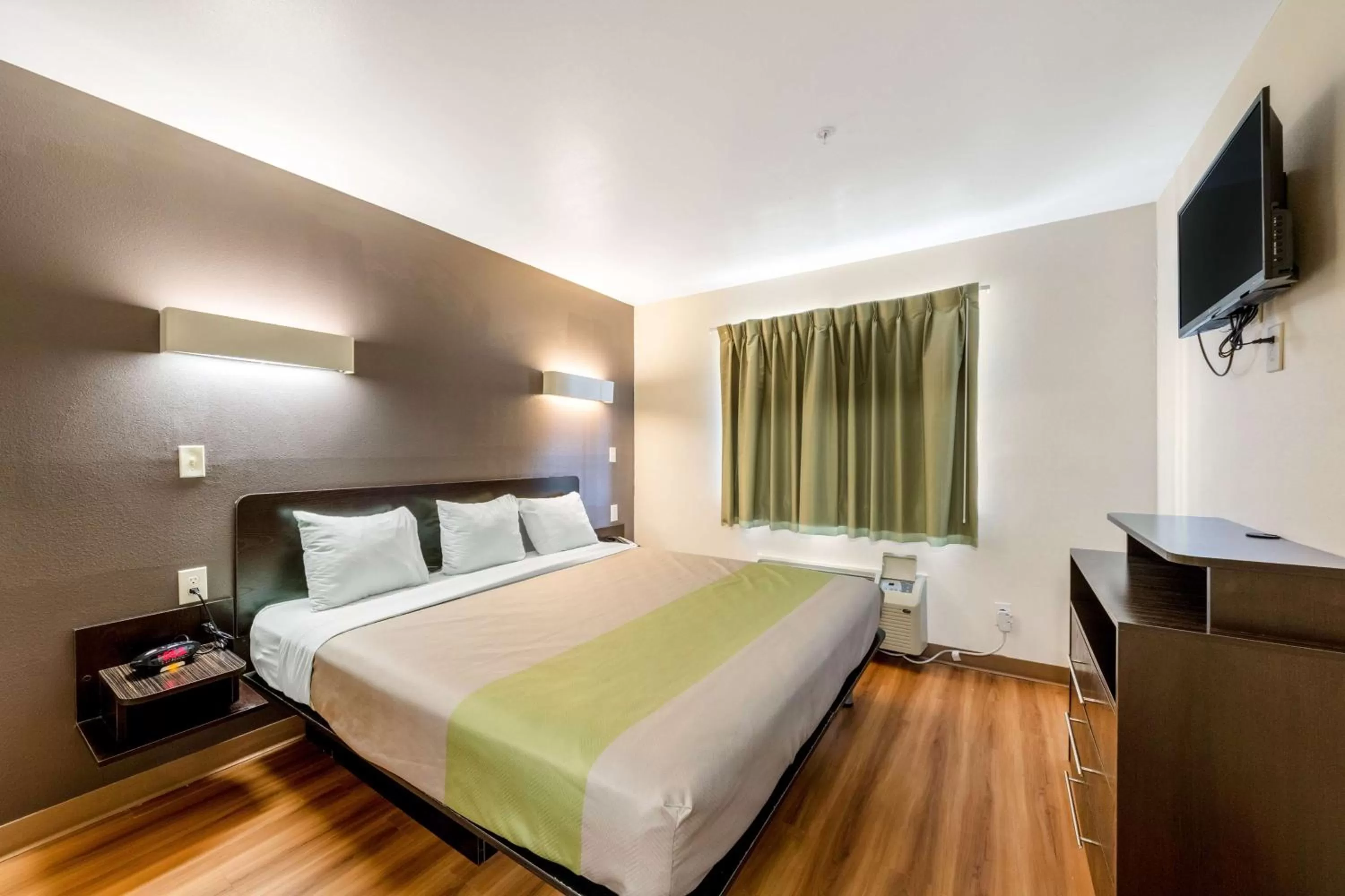 Photo of the whole room, Bed in Super 8 by Wyndham Kenedy