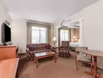 Bedroom, Seating Area in Holiday Inn - Belcamp - Aberdeen Area, an IHG Hotel