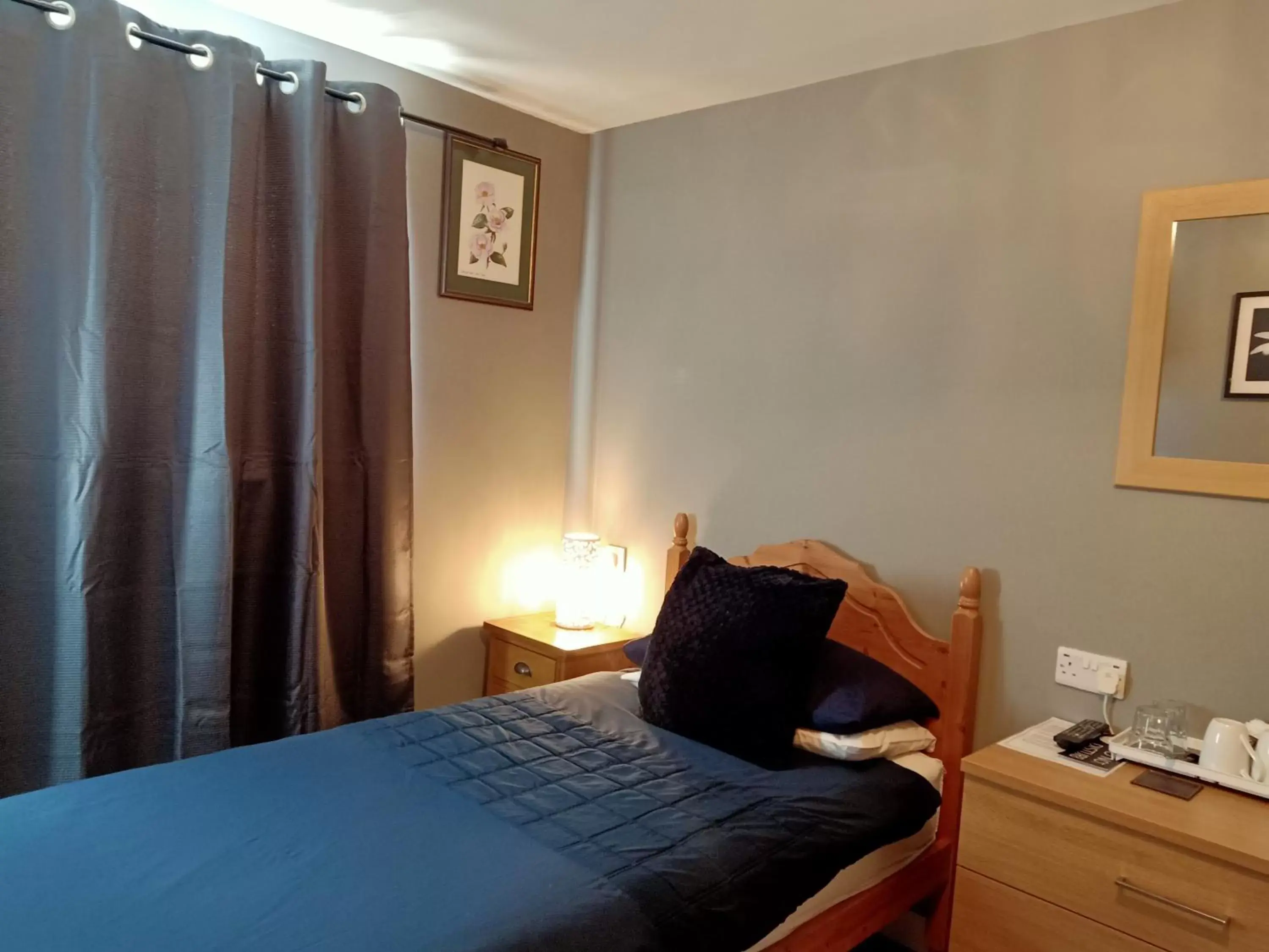 Single Room with Shared Shower and Toilet - single occupancy in The Milton Bed & Breakfast