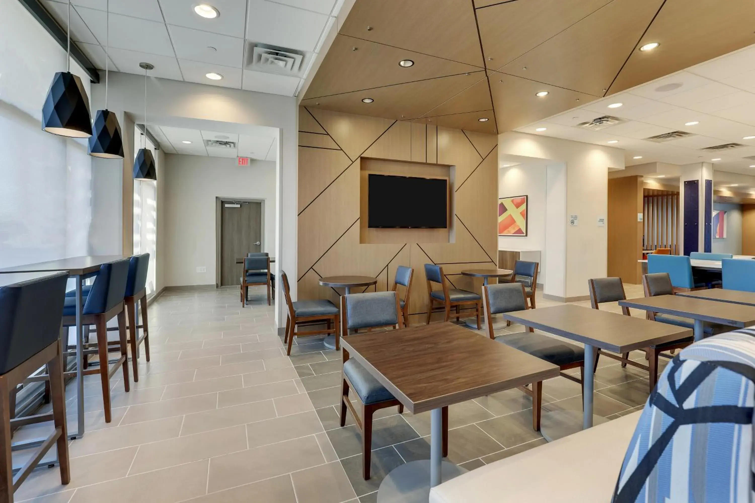Communal lounge/ TV room, Restaurant/Places to Eat in Holiday Inn Express Holly Springs - Raleigh Area, an IHG Hotel
