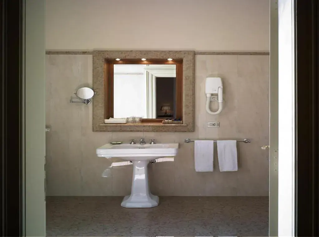 Bathroom in Villa Fenaroli Palace Hotel