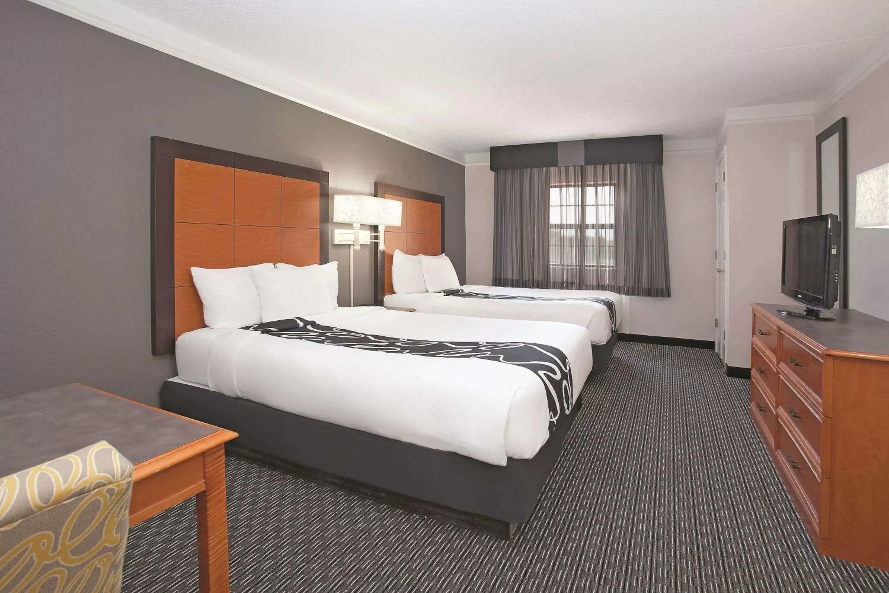 Photo of the whole room, Bed in La Quinta Inn by Wyndham Salt Lake City Midvale