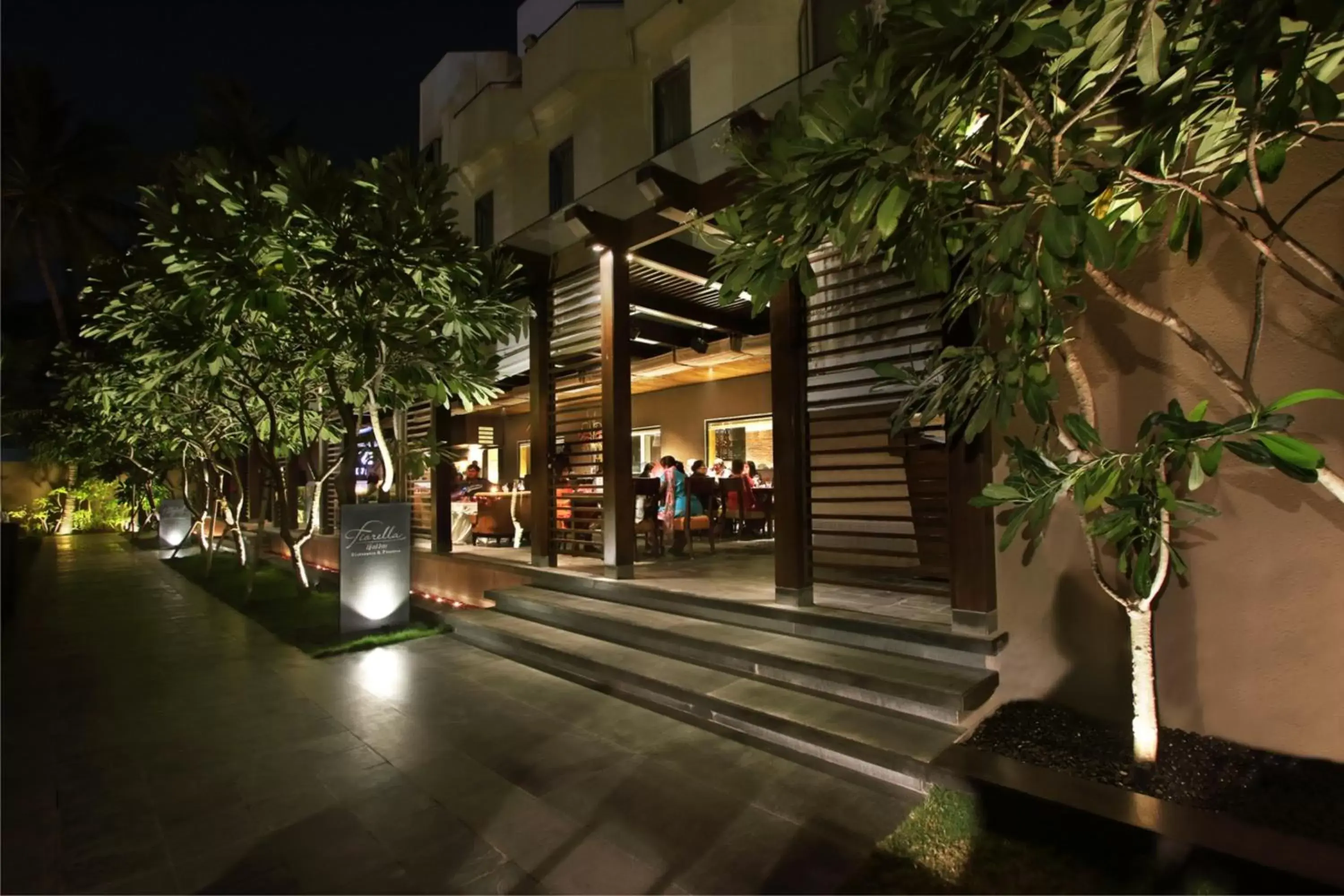 Restaurant/places to eat, Lounge/Bar in Hotel Express Residency Vadodara