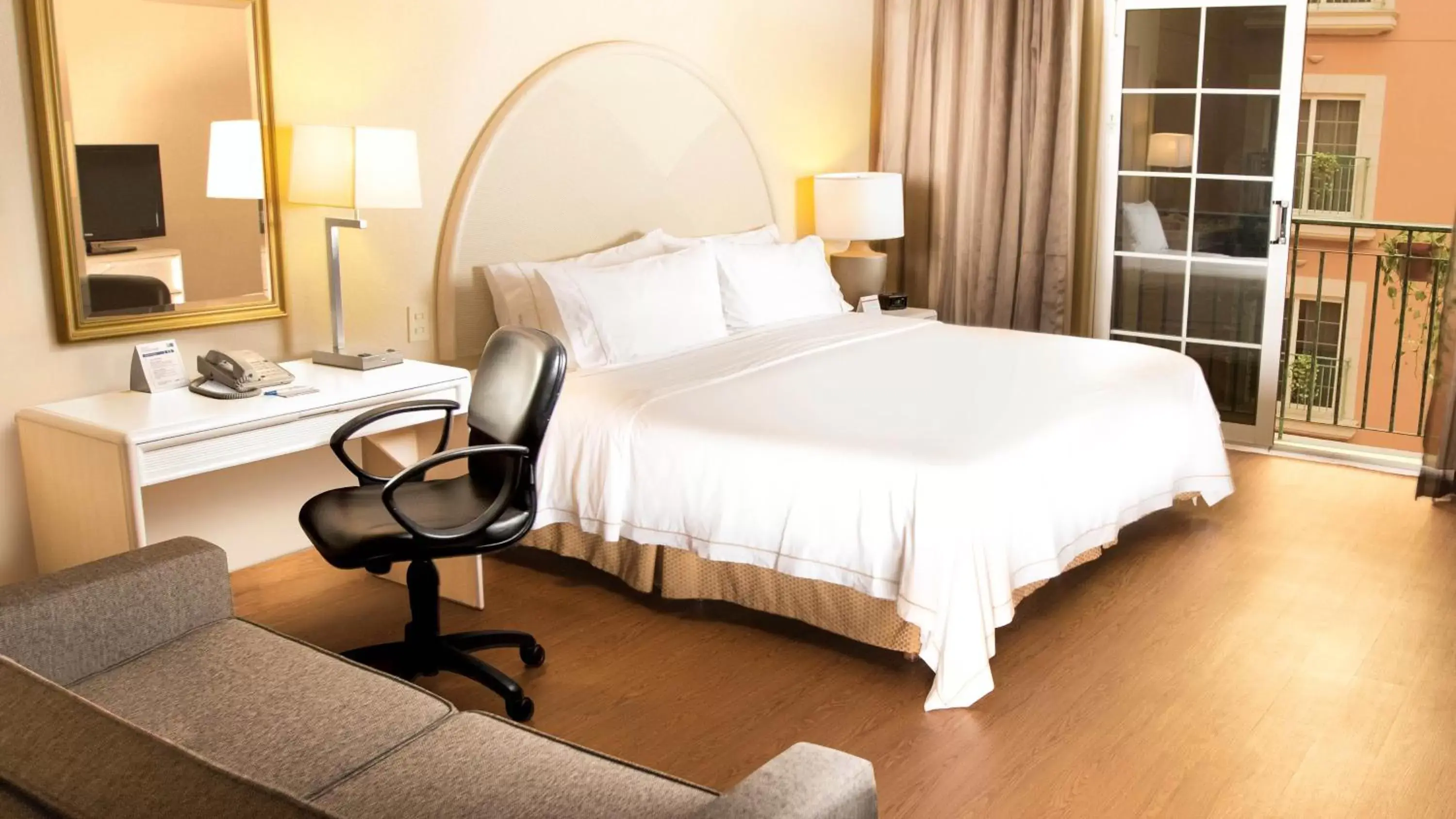 Photo of the whole room, Bed in Holiday Inn Express Monterrey Galerias-San Jeronimo, an IHG Hotel