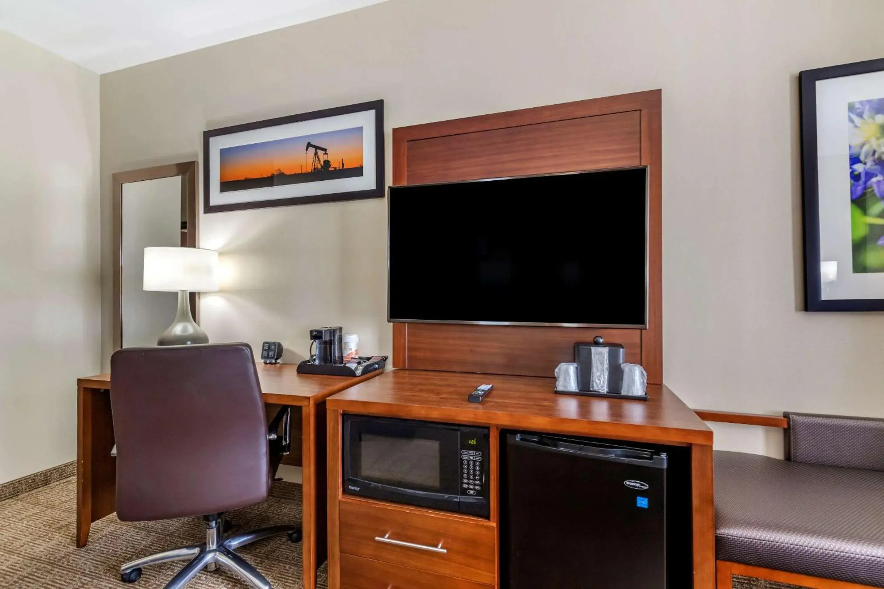 Photo of the whole room, TV/Entertainment Center in Comfort Suites Buda