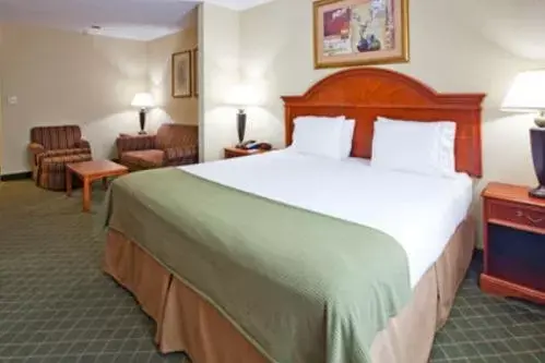 Bed in Holiday Inn Express Hotel & Suites Lonoke I-40, an IHG Hotel