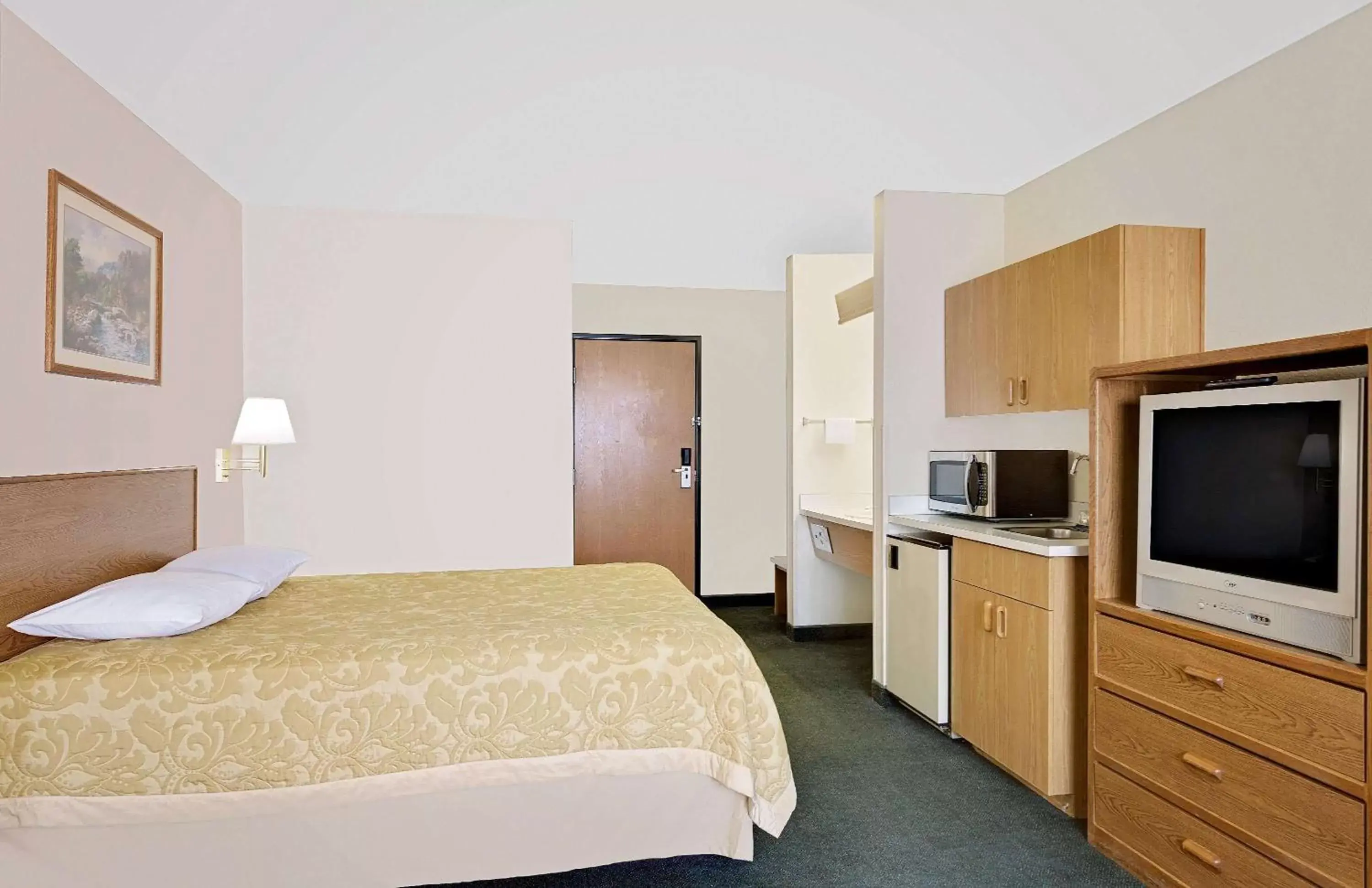 Photo of the whole room, Bed in Super 8 by Wyndham Battle Mountain