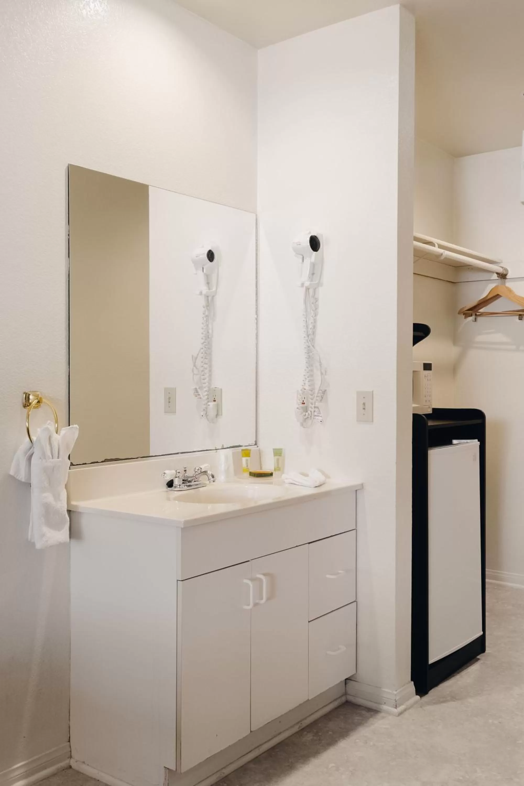 Vintage Lakeside Inn