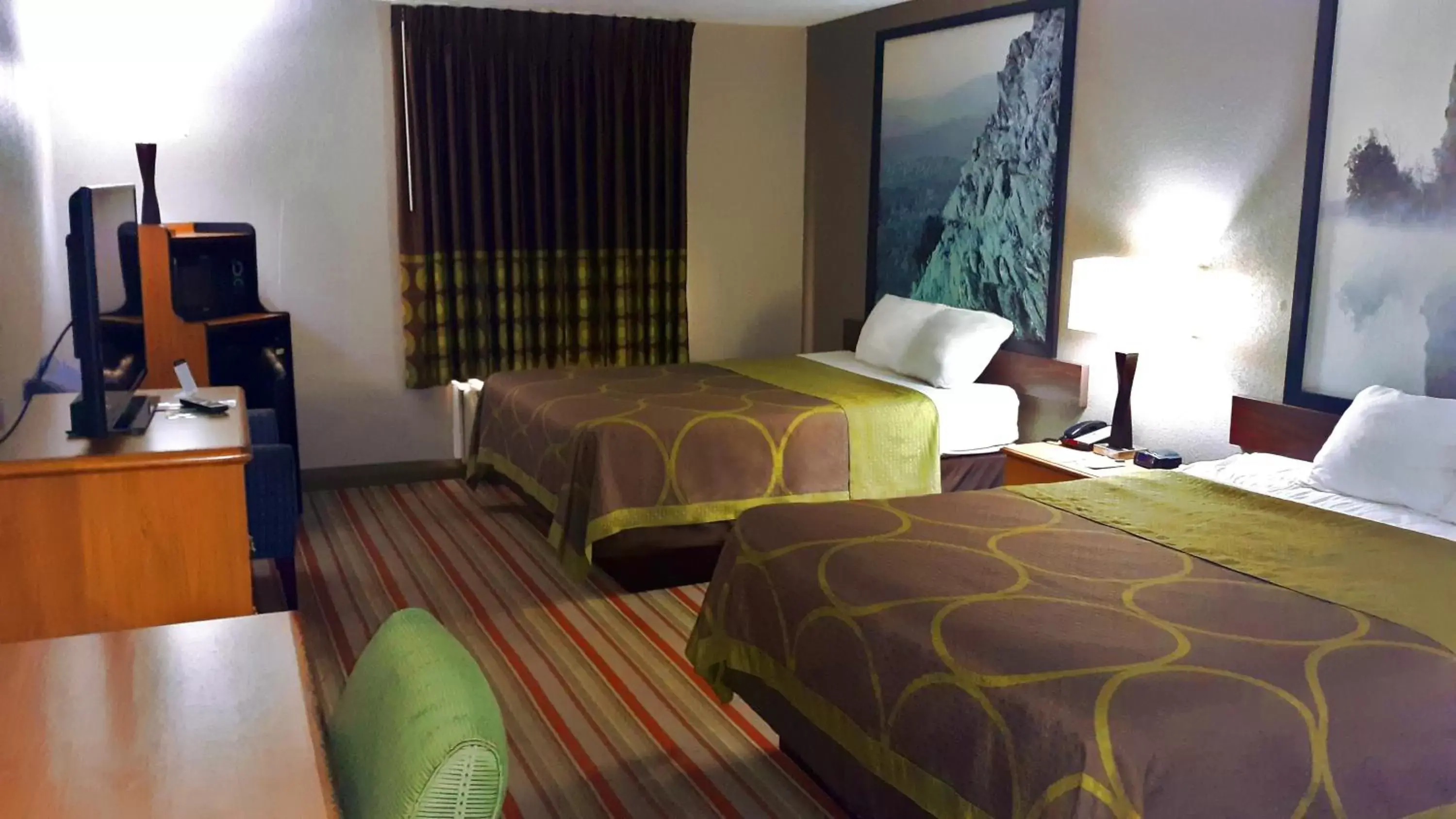 Bed in Super 8 by Wyndham Fort Chiswell Wytheville Area Bed in Super 8 by Wyndham Fort Chiswell Wytheville Area