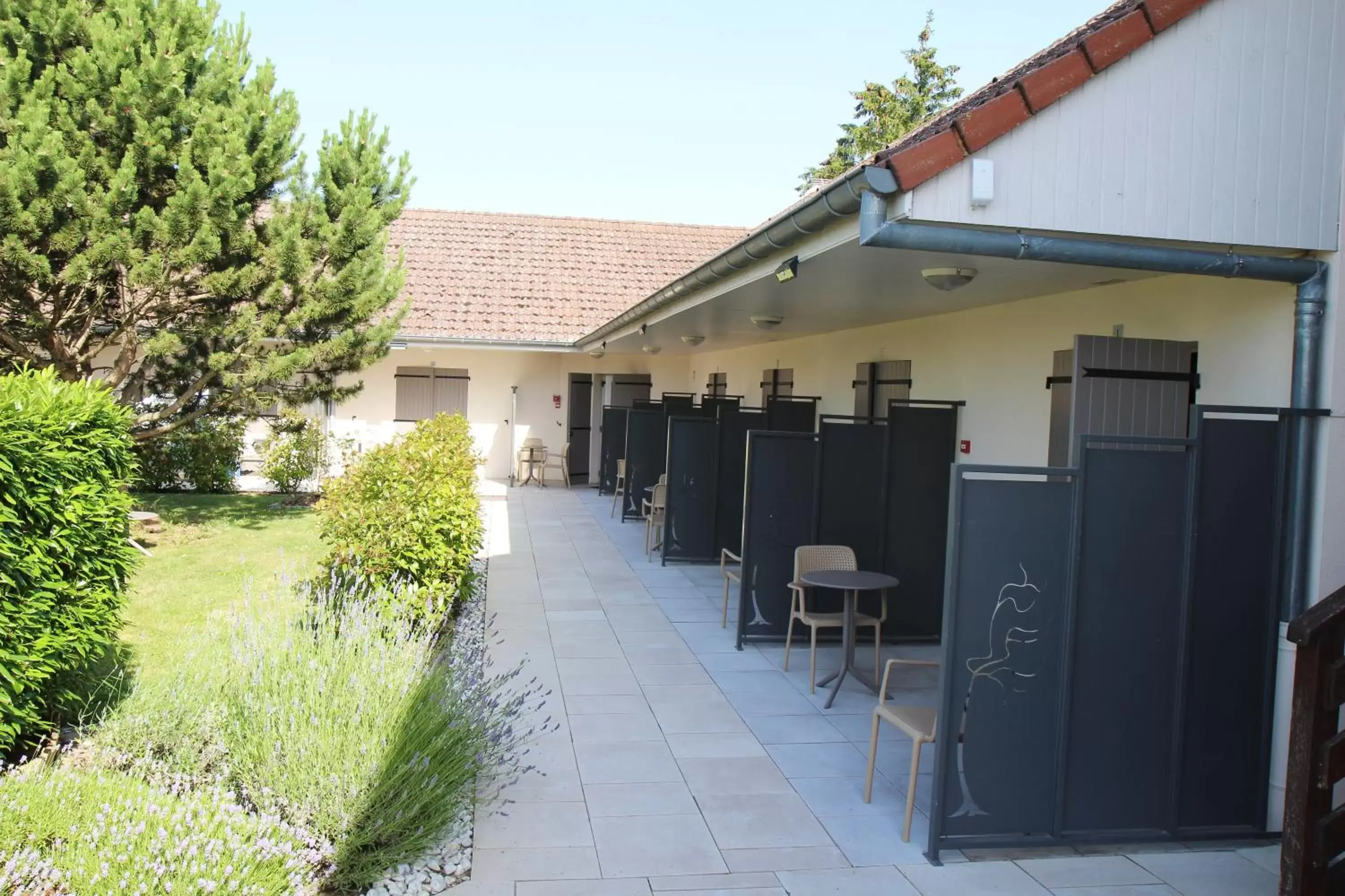 Patio in Hôtel Le Clos Badan