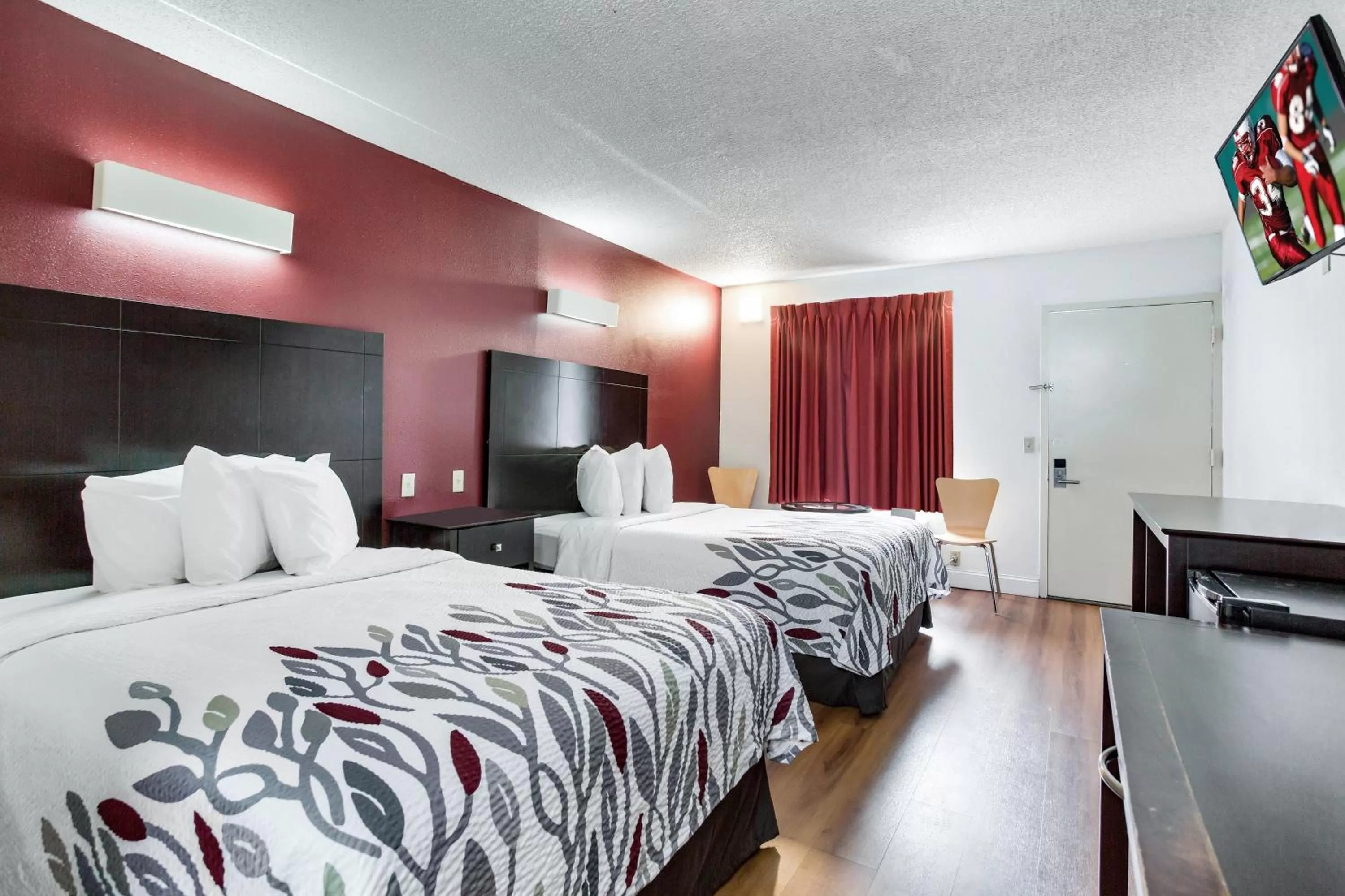 Photo of the whole room, Bed in Red Roof Inn Monteagle - I-24