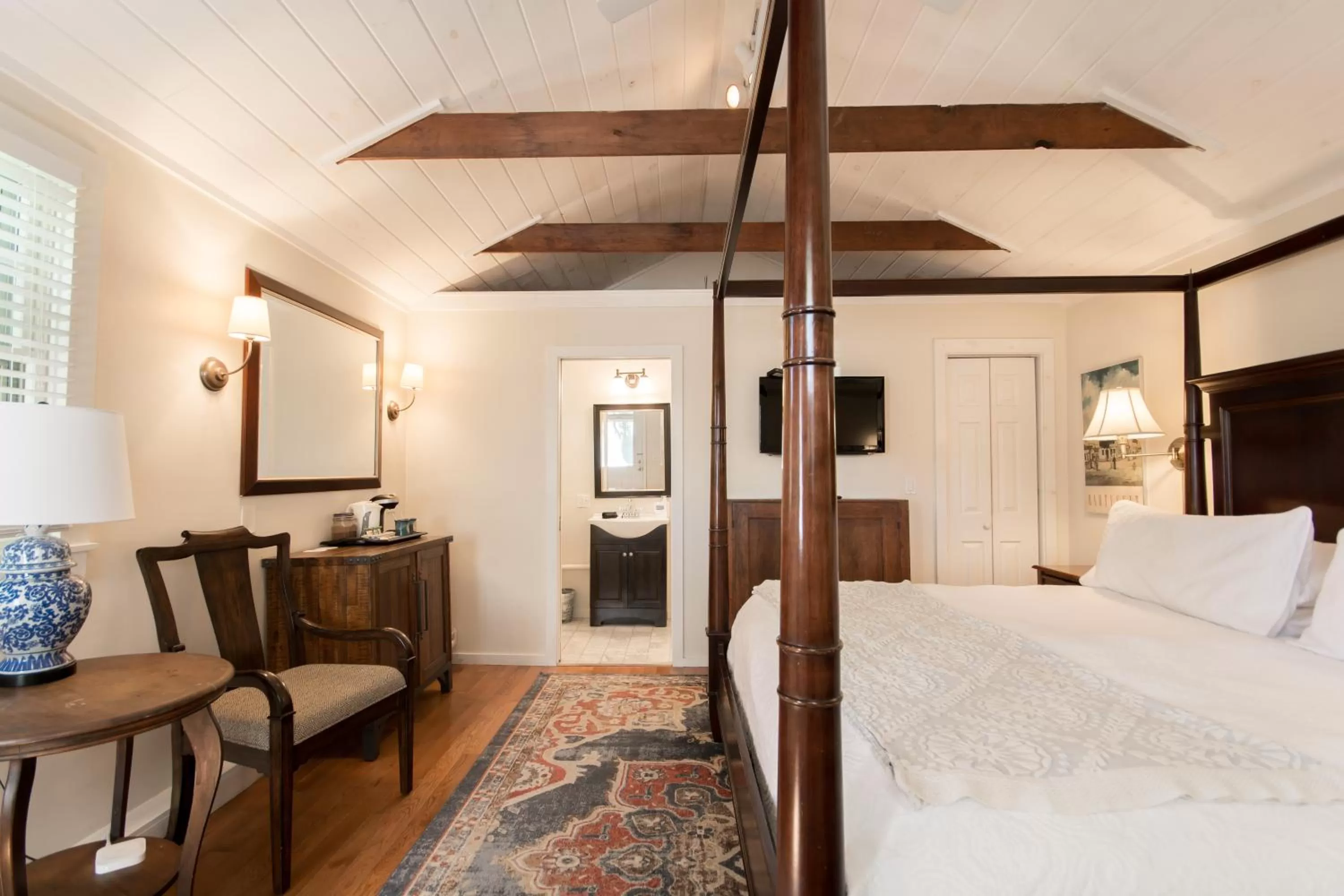 Bed in Marshall Slocum Inn