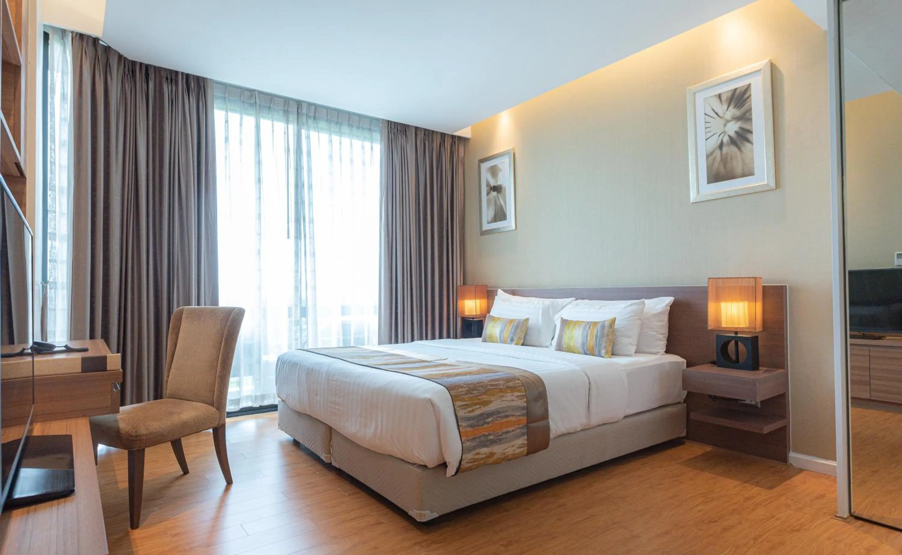 Bedroom, Bed in Summit Windmill Golf Suite Hotel at Suvarnabhumi