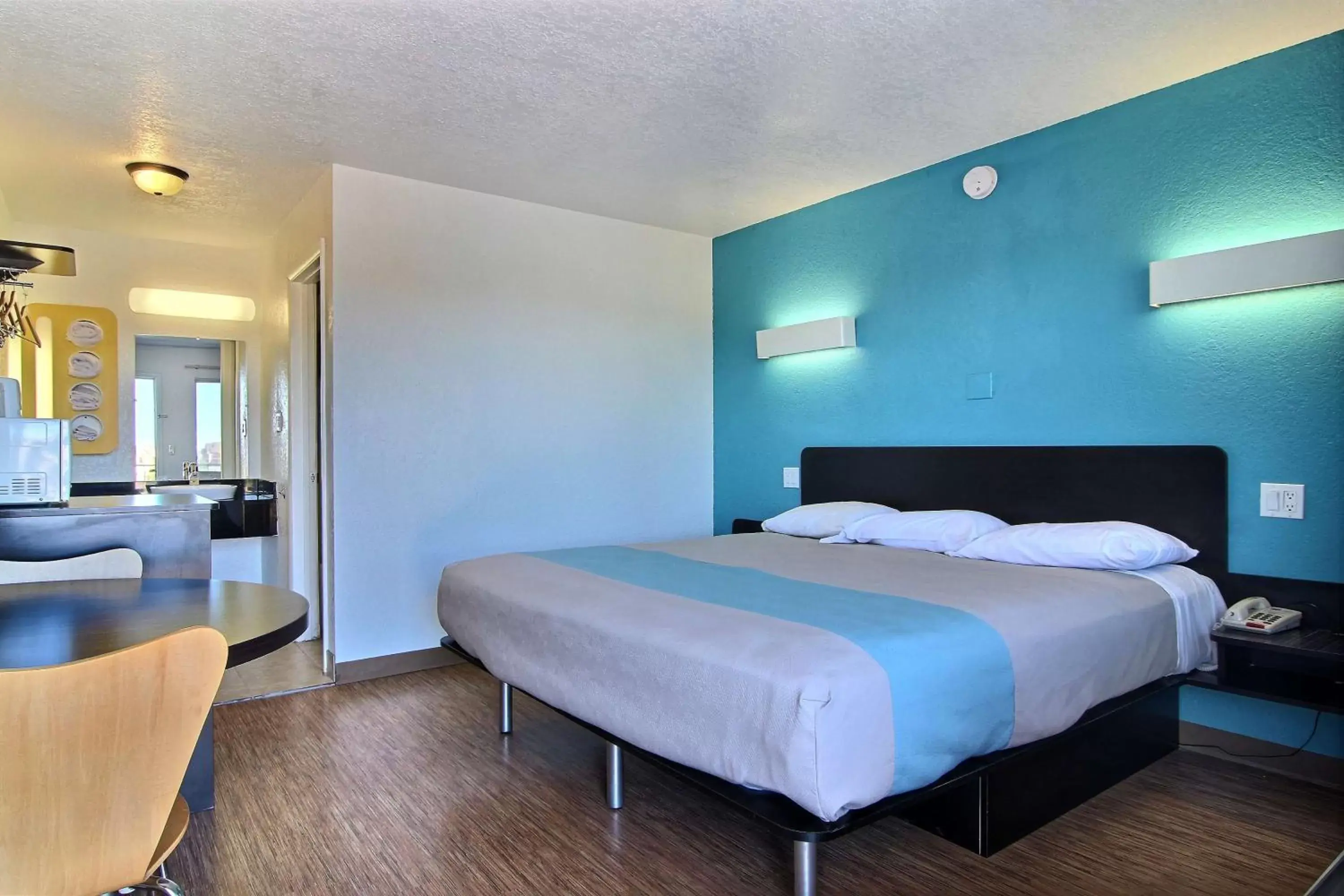 Photo of the whole room, Room Photo in Motel 6-Carlsbad, NM
