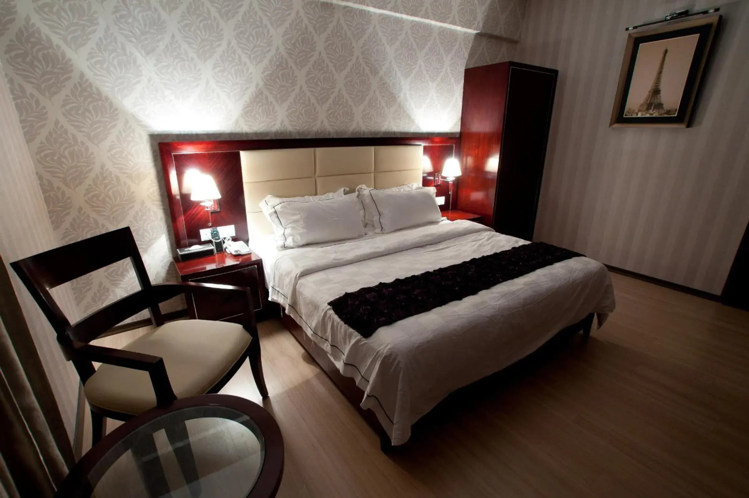 Bedroom, Bed in Pariss Hotel