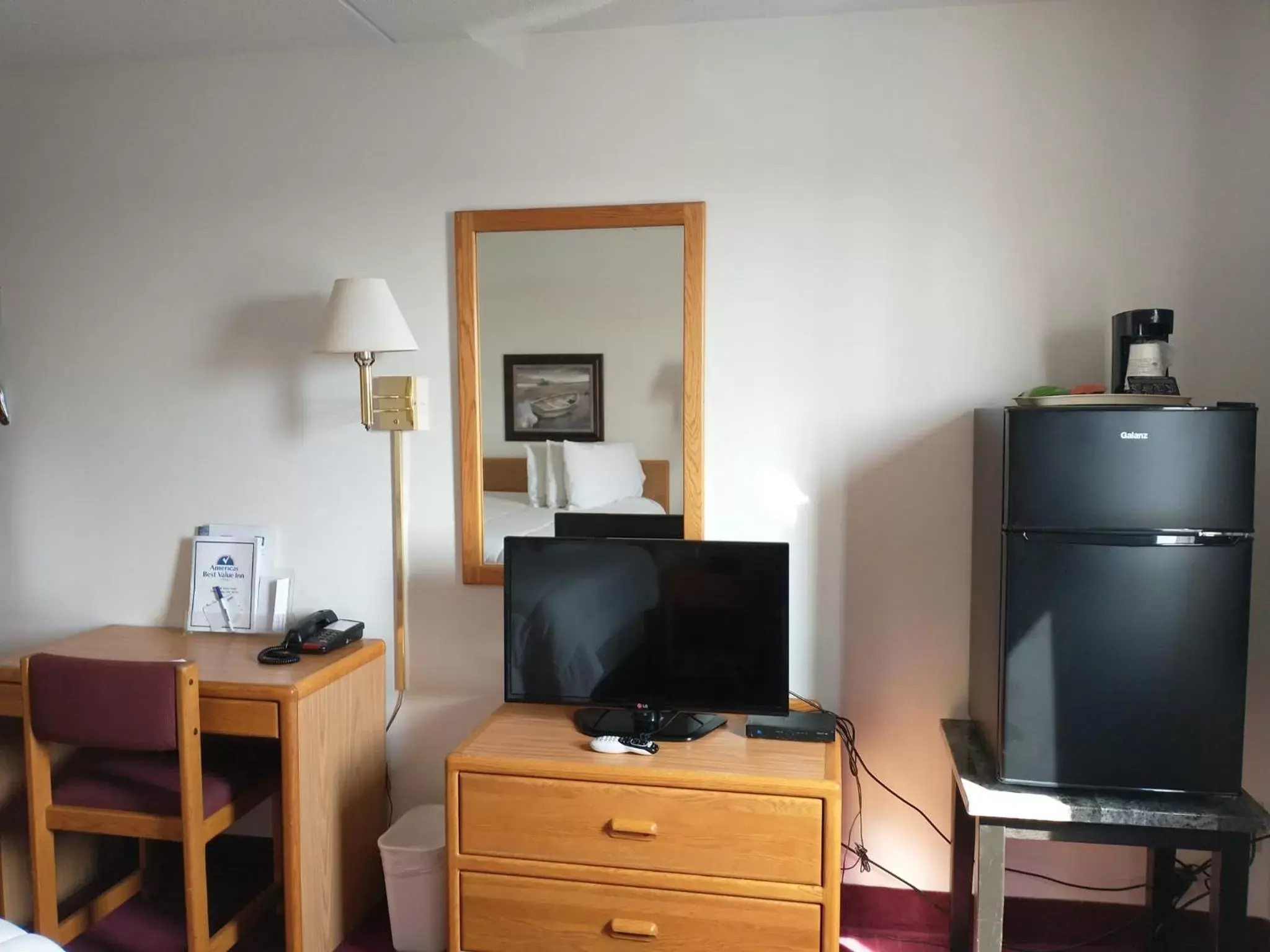 hair dresser, TV/Entertainment Center in Americas Best Value Inn Sauk Centre