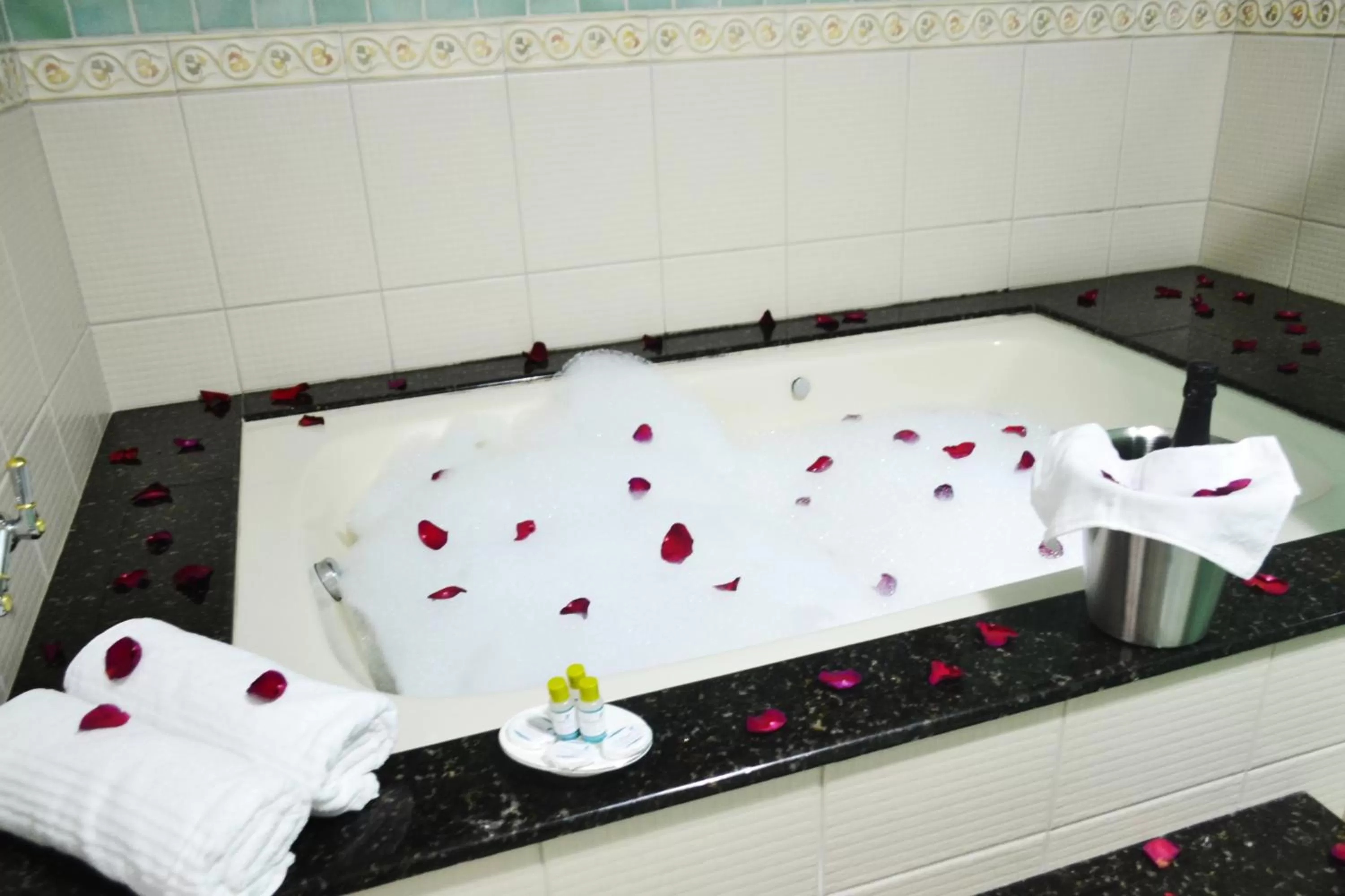 Bathroom, Bed in Pousada Canasvieiras