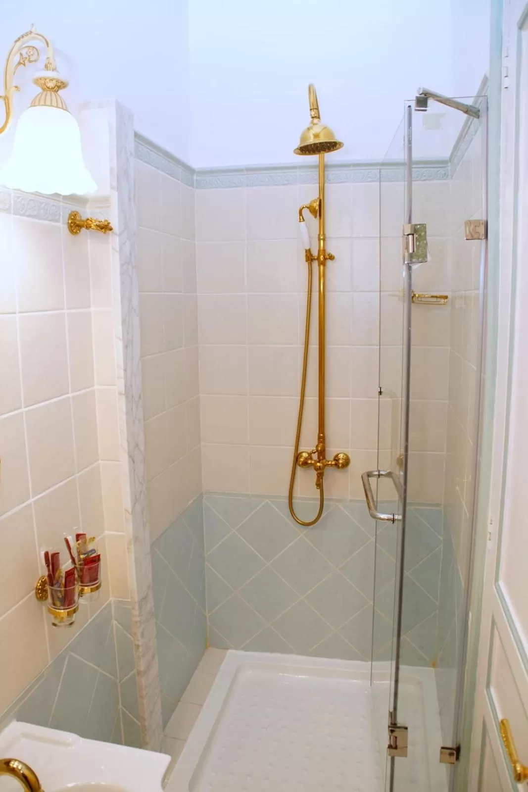 Shower in Sitges Royal Rooms