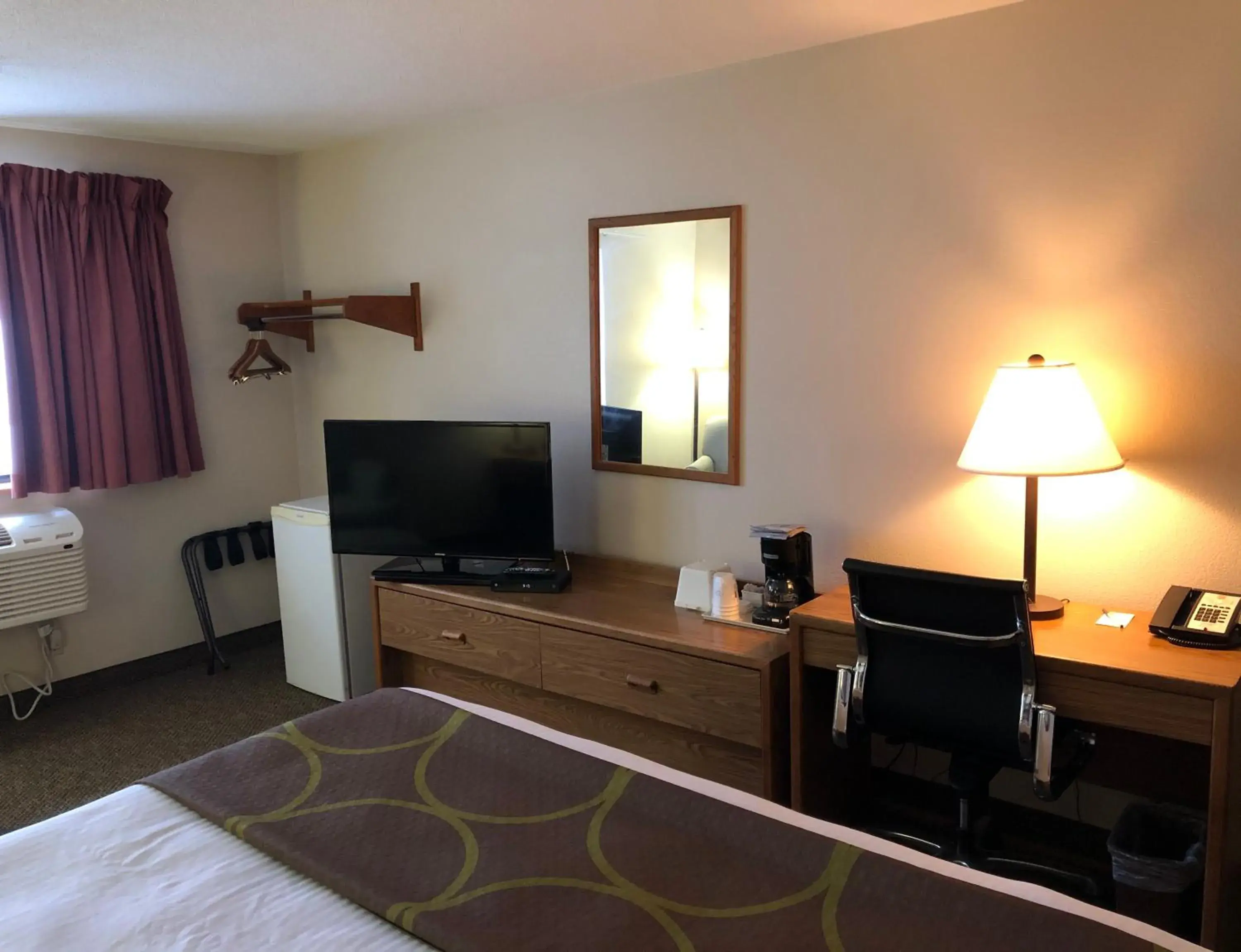 TV/Entertainment Center in Super 8 by Wyndham Salmon Arm