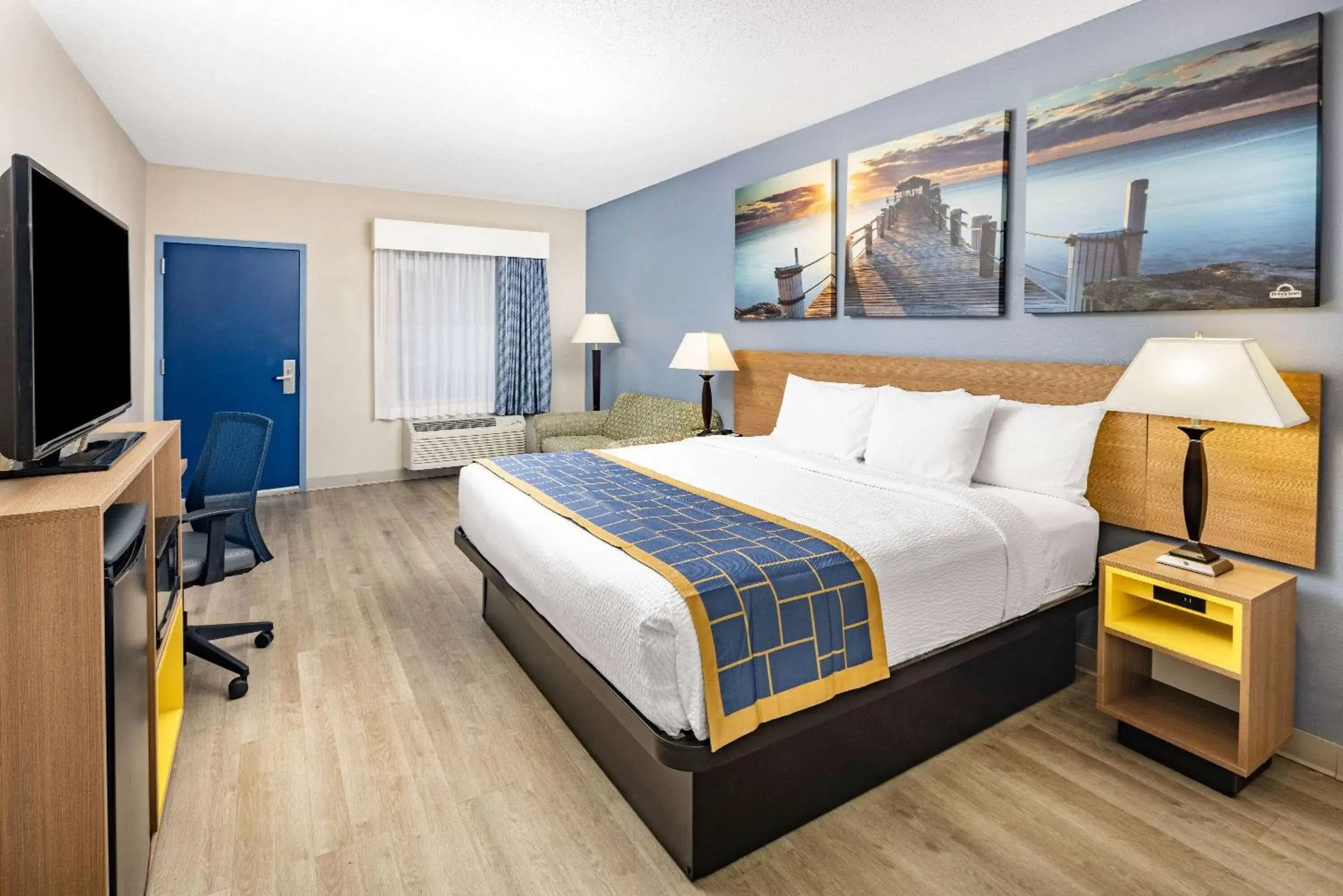 Photo of the whole room in Days Inn & Suites by Wyndham Savannah Midtown